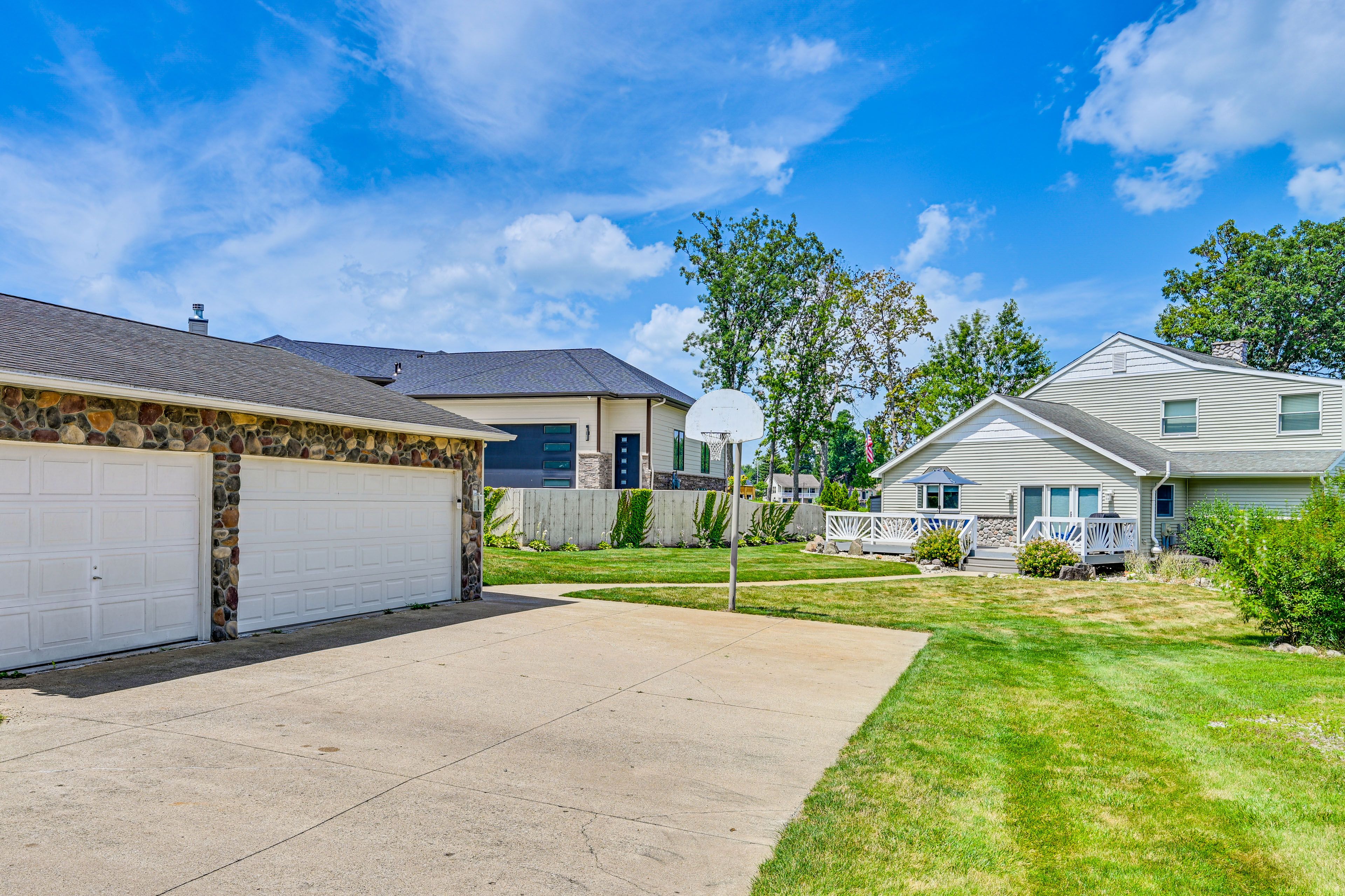 Parking | Driveway (6 Vehicles)