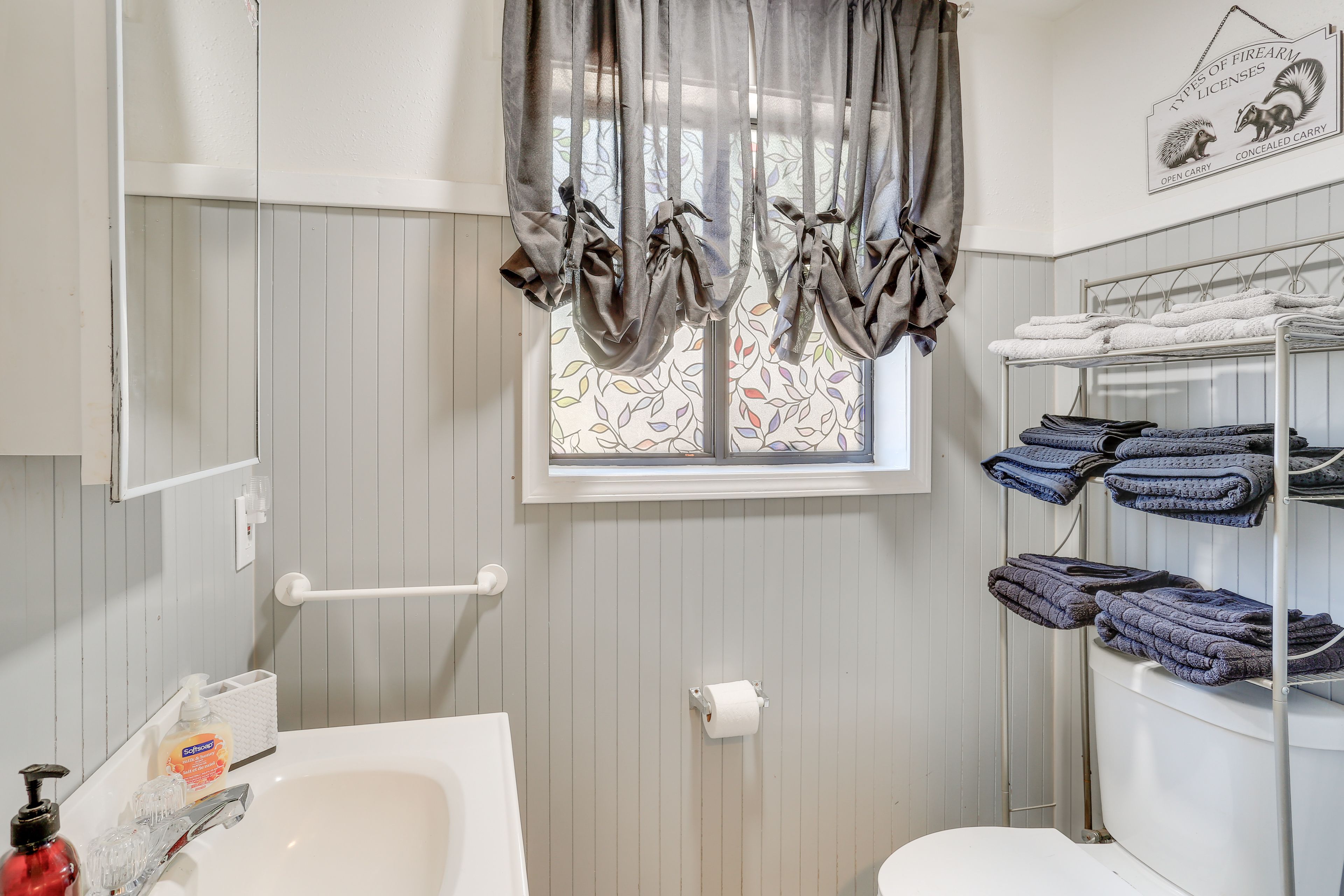 Full Bathroom | Towels Provided | Complimentary Toiletries