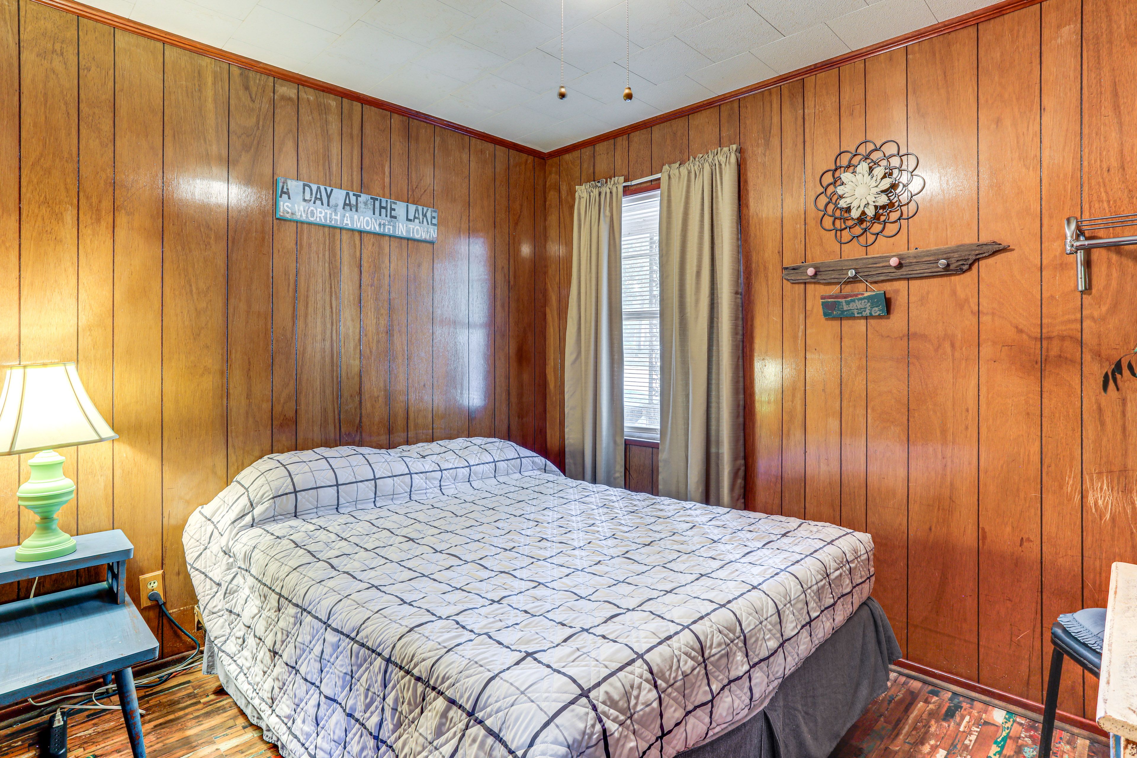 Bedroom 1 | Queen Bed