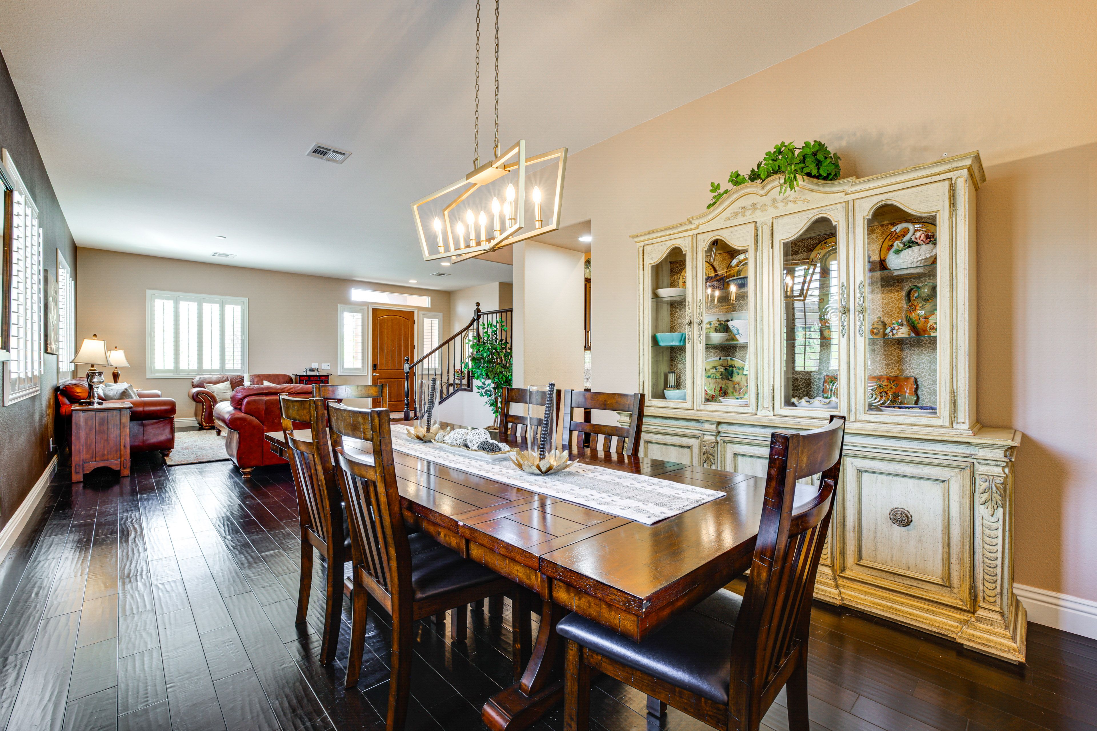 Dining Room | 1st Floor | Dishes & Flatware Provided