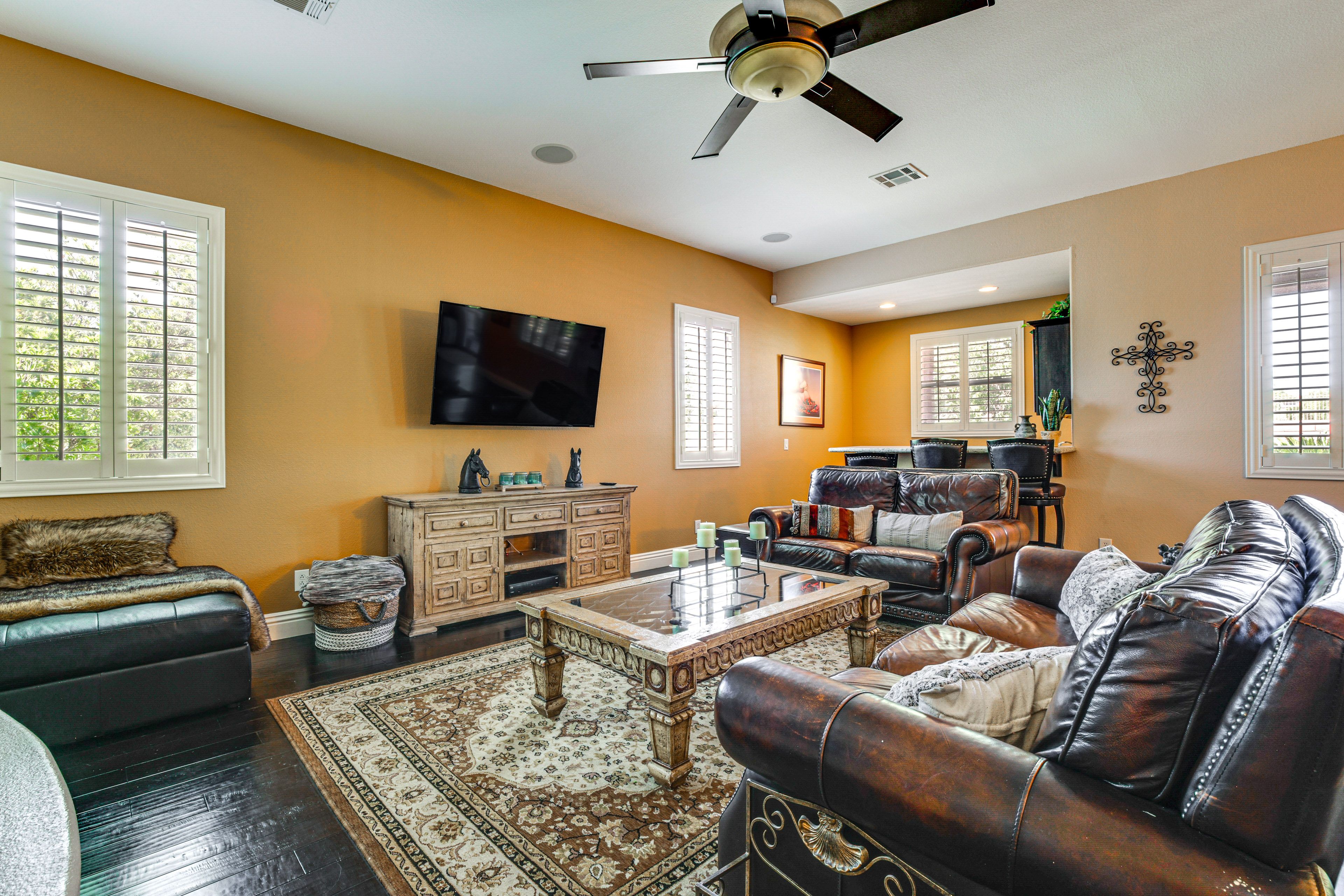 Living Room | 1st Floor | Smart TV | Fireplace | Wet Bar