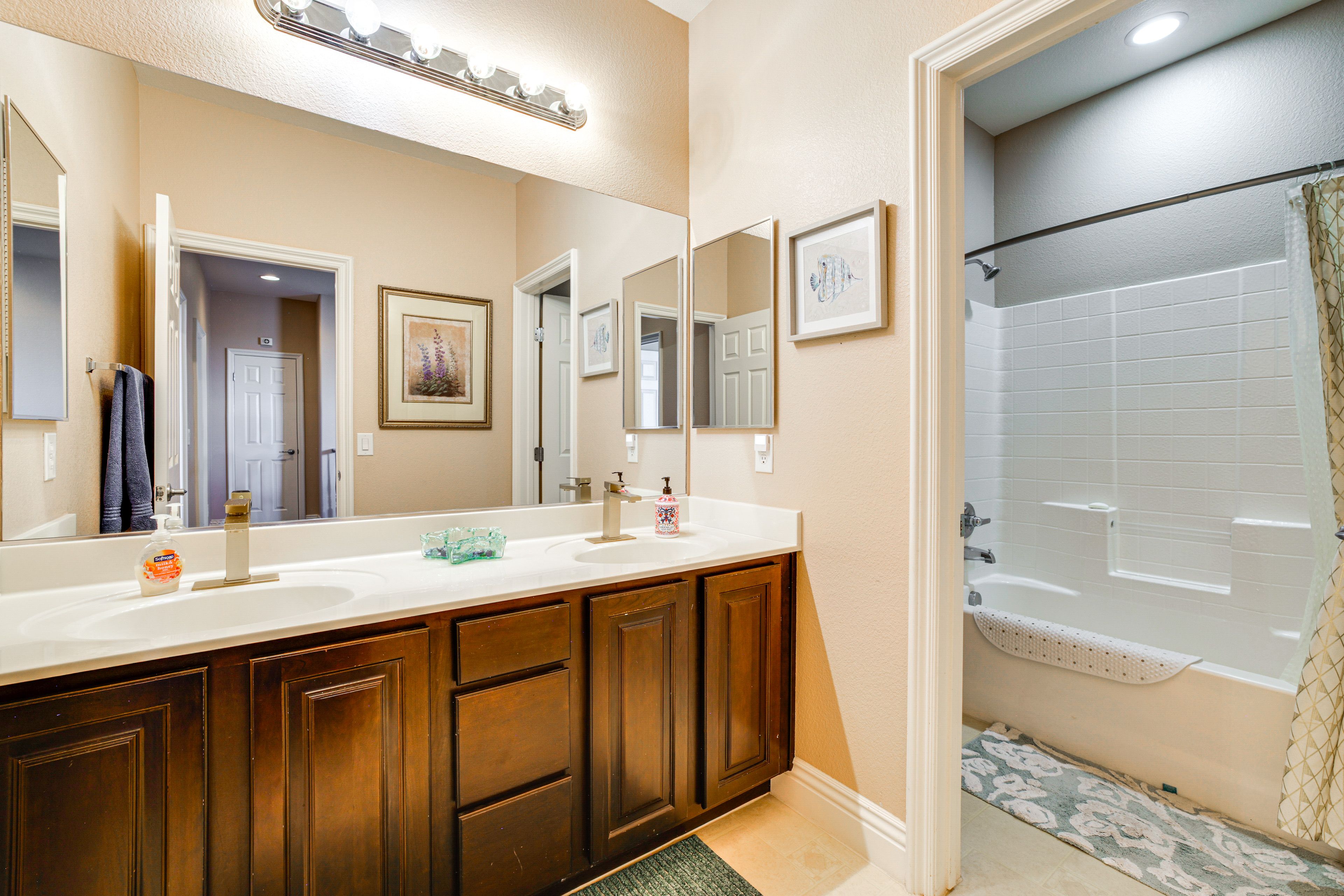 Full Bathroom | 2nd Floor | Towels & Linens Provided