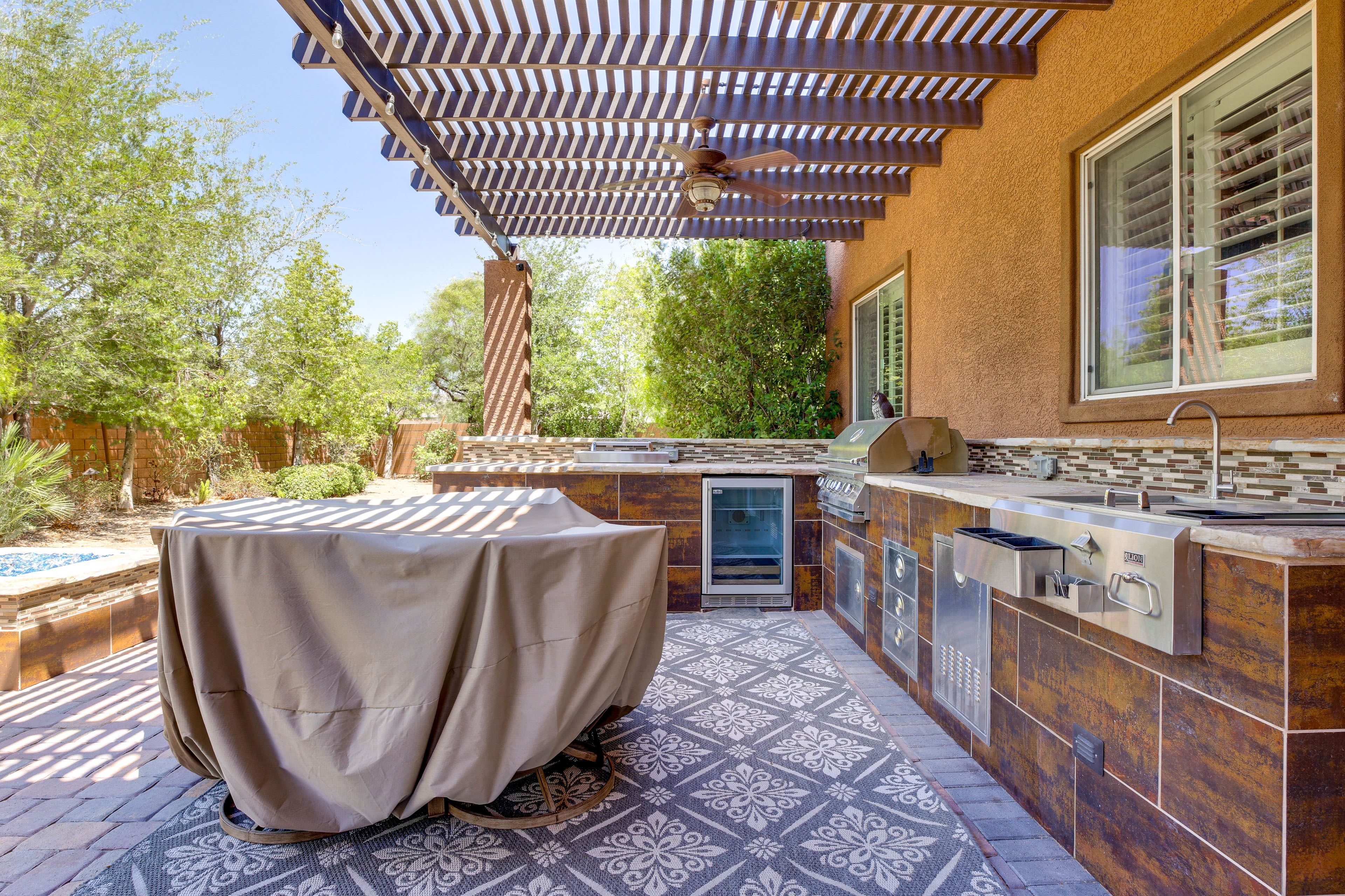 Outdoor Kitchen | Dining Area | Gas Grill | Private Yard & Pool