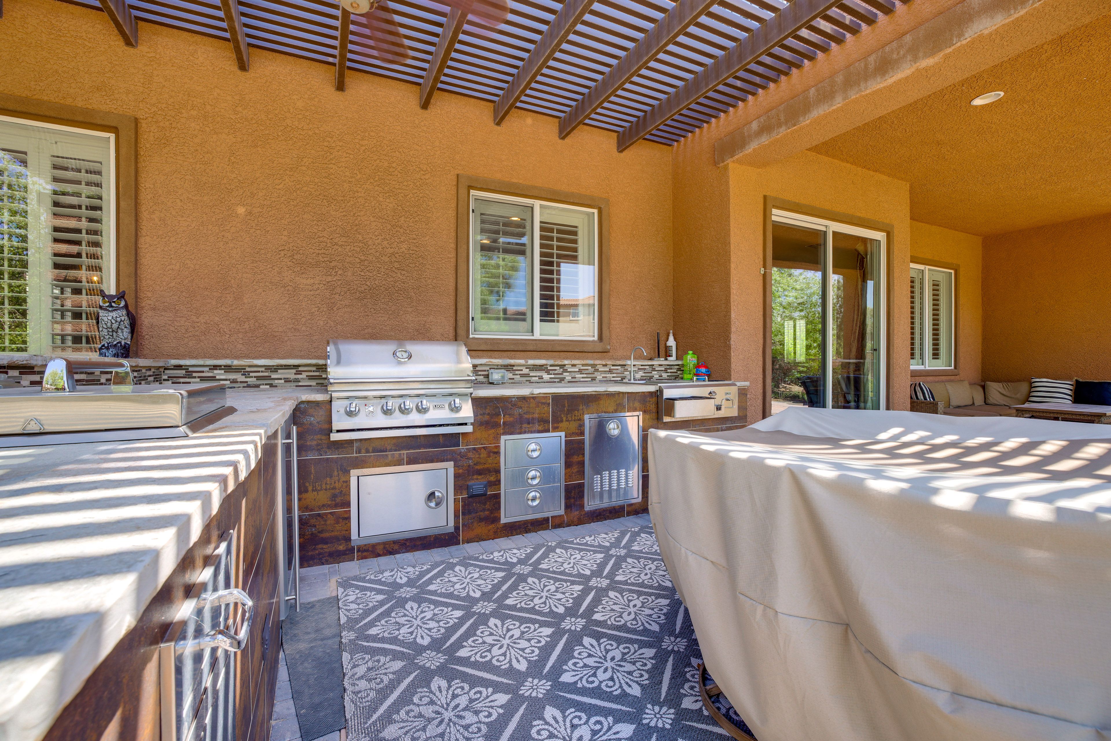Outdoor Kitchen | Mini Fridge | Fire Pit
