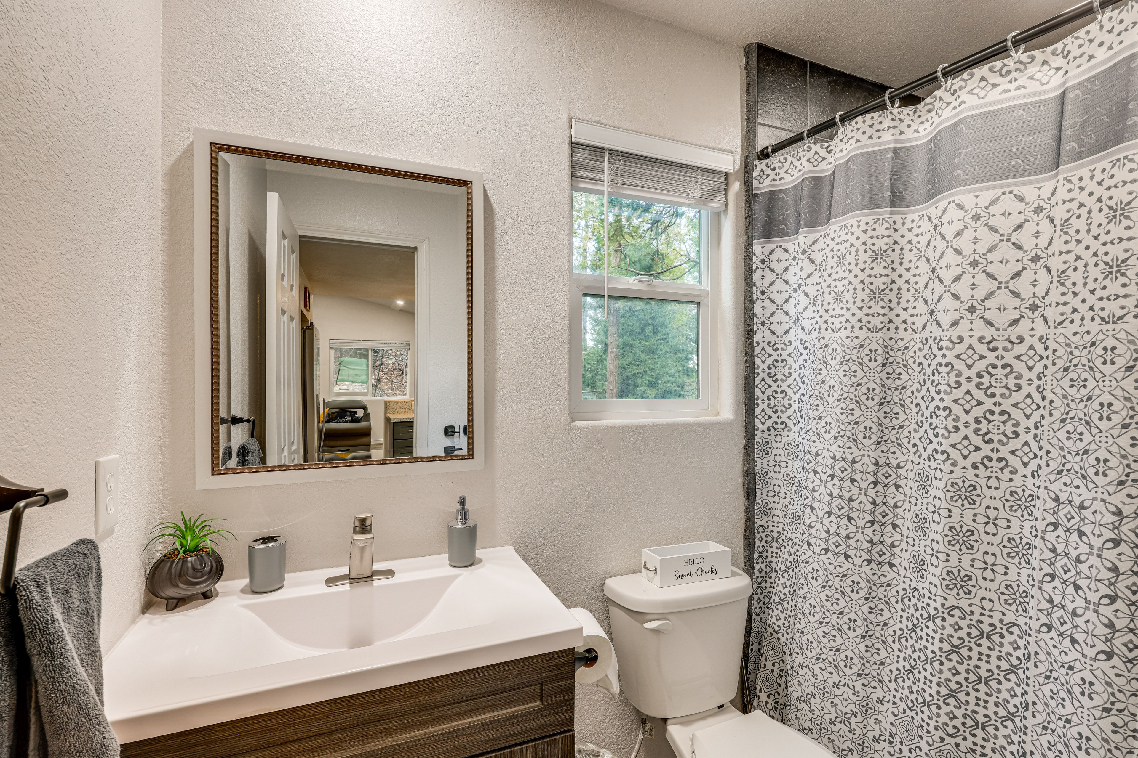 Full Bathroom | Towels Provided | Main Floor