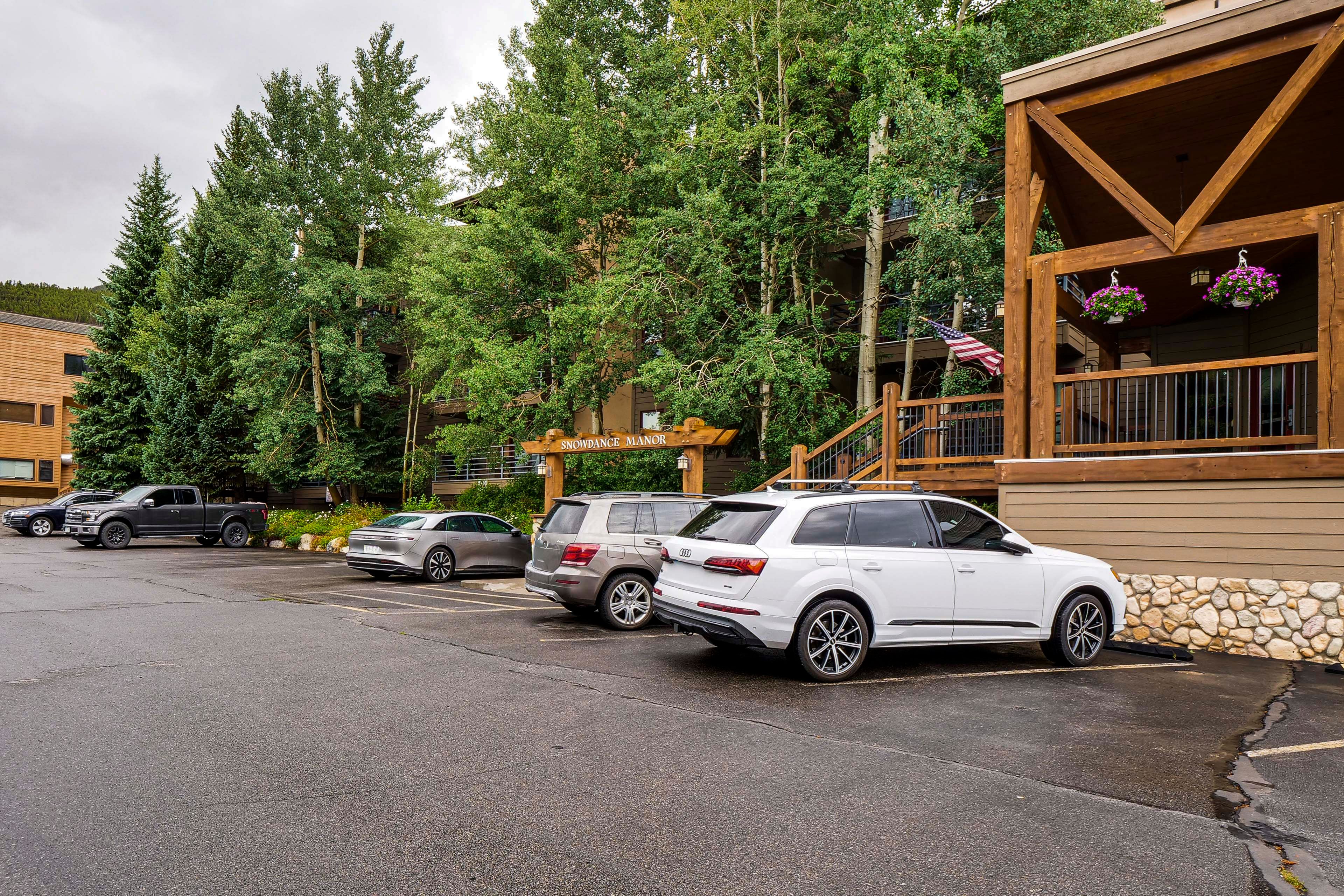 Parking | Community Garage & Parking Lot (2 Vehicles)