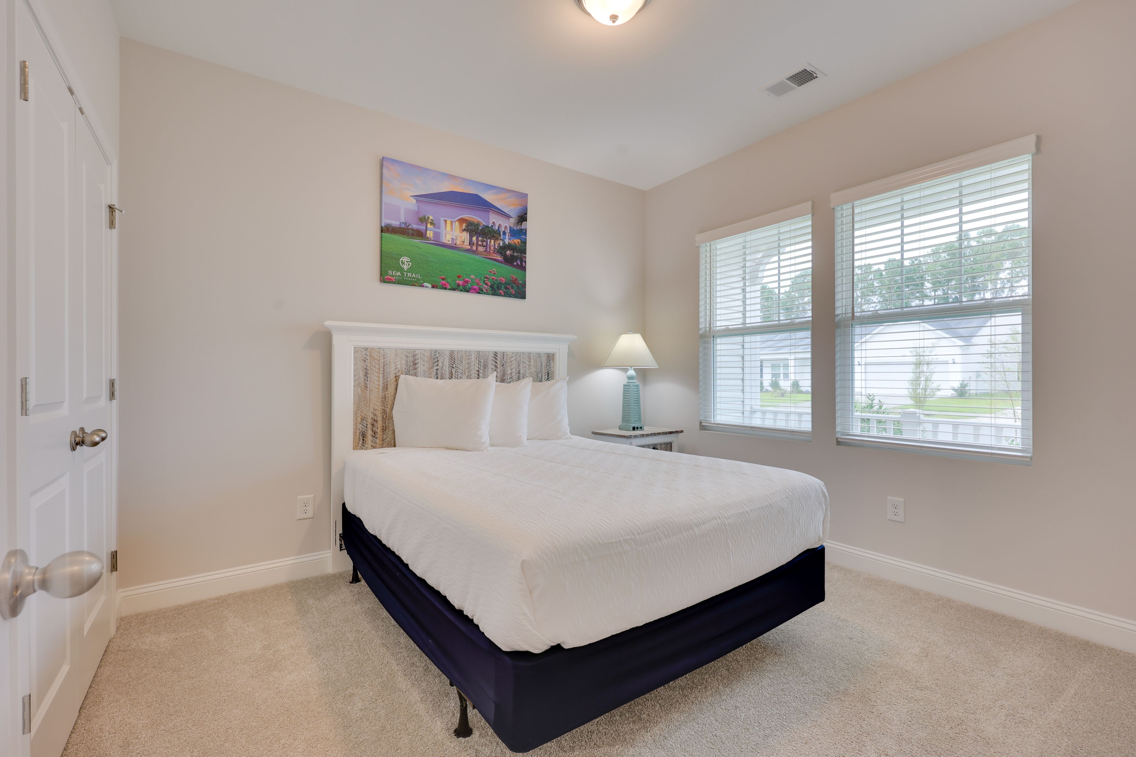 Bedroom 1 | Queen Bed | Smart TV | 1st Floor