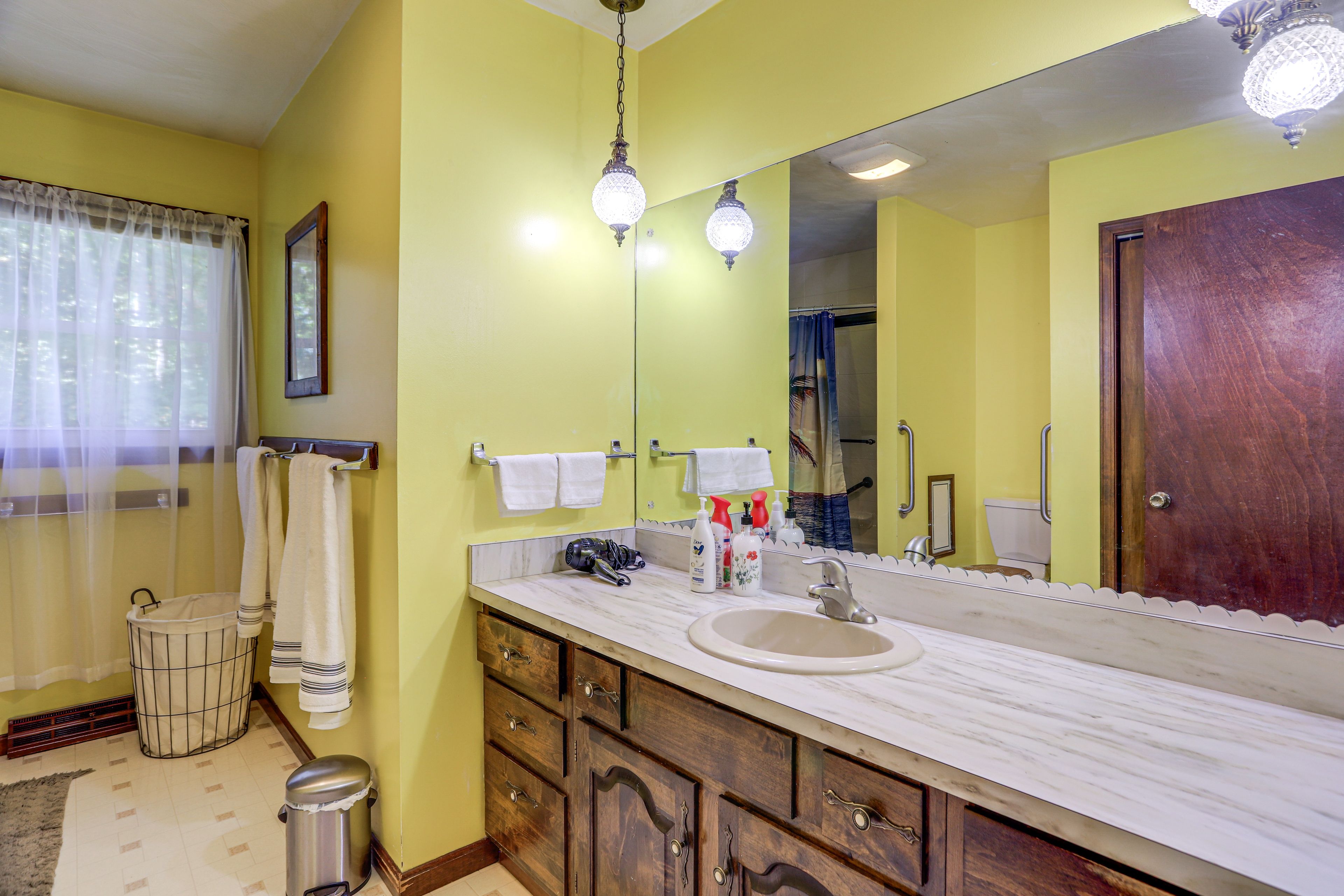 Full Bathroom | Upper Level | Towels Provided