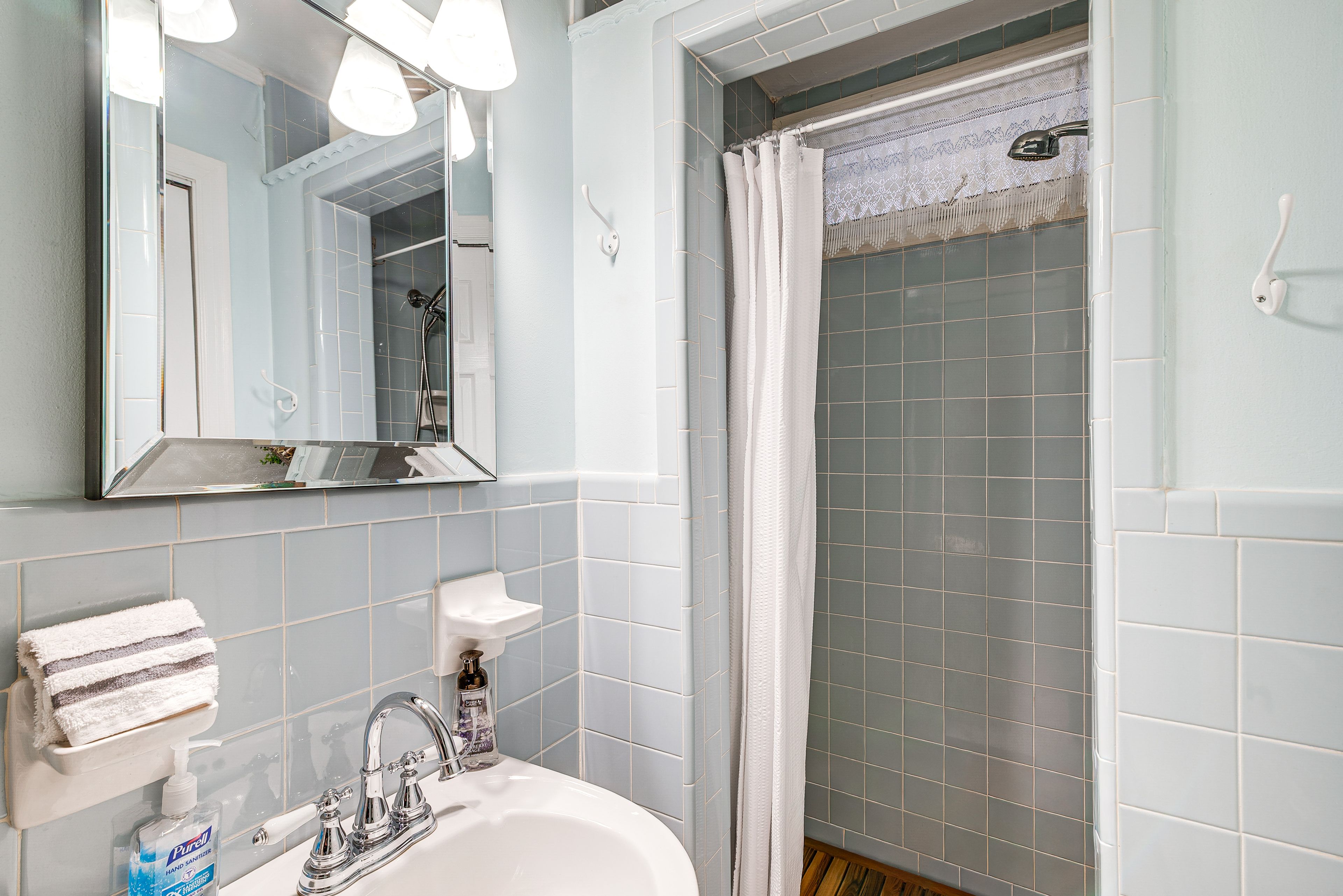 Full Bathroom | Towels Provided | 1st Floor