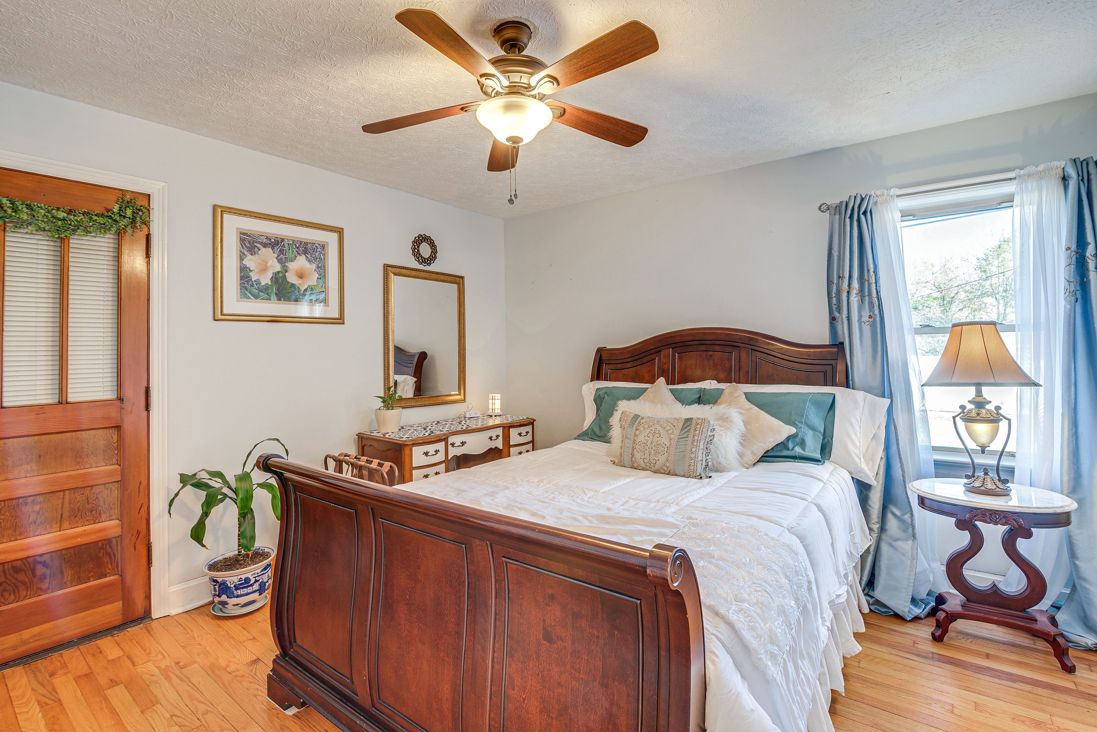 Bedroom 1 | Queen Bed | 1st Floor