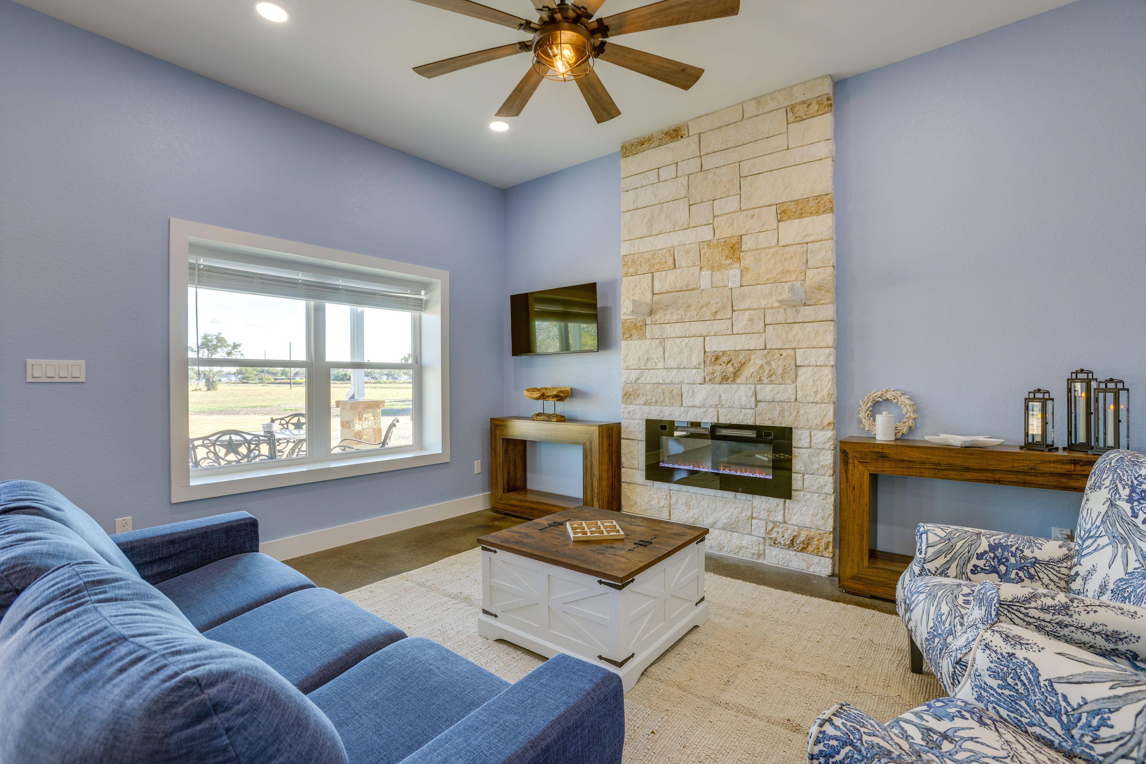 Living Area | Smart TV | Fireplace