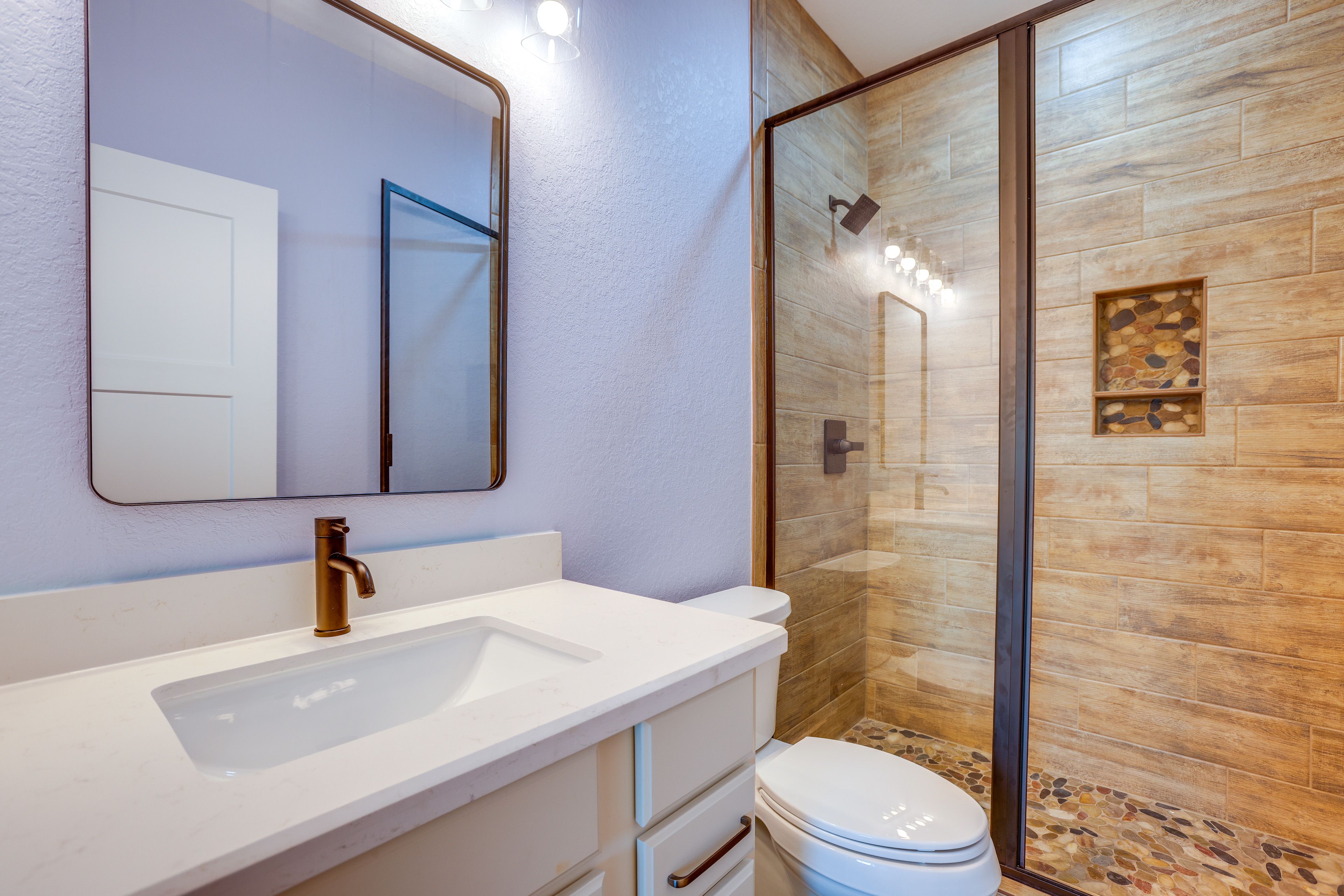 Full Bathroom | Towels Provided