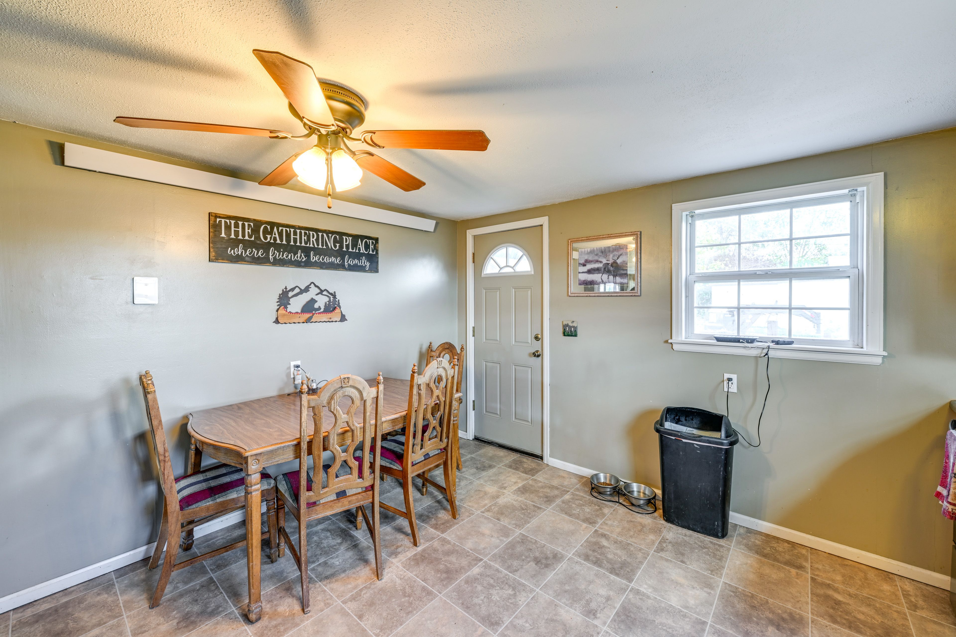 Dining Area | Dishware/Flatware Provided
