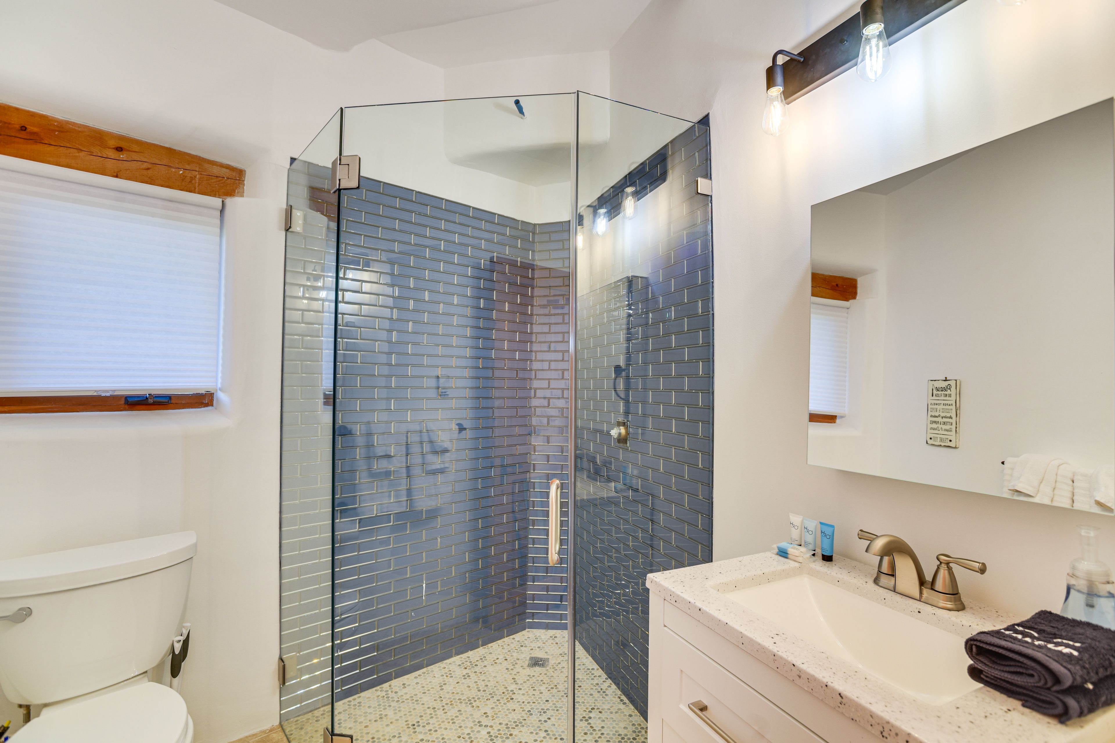 Full Bathroom | 1st Floor | Towels Provided