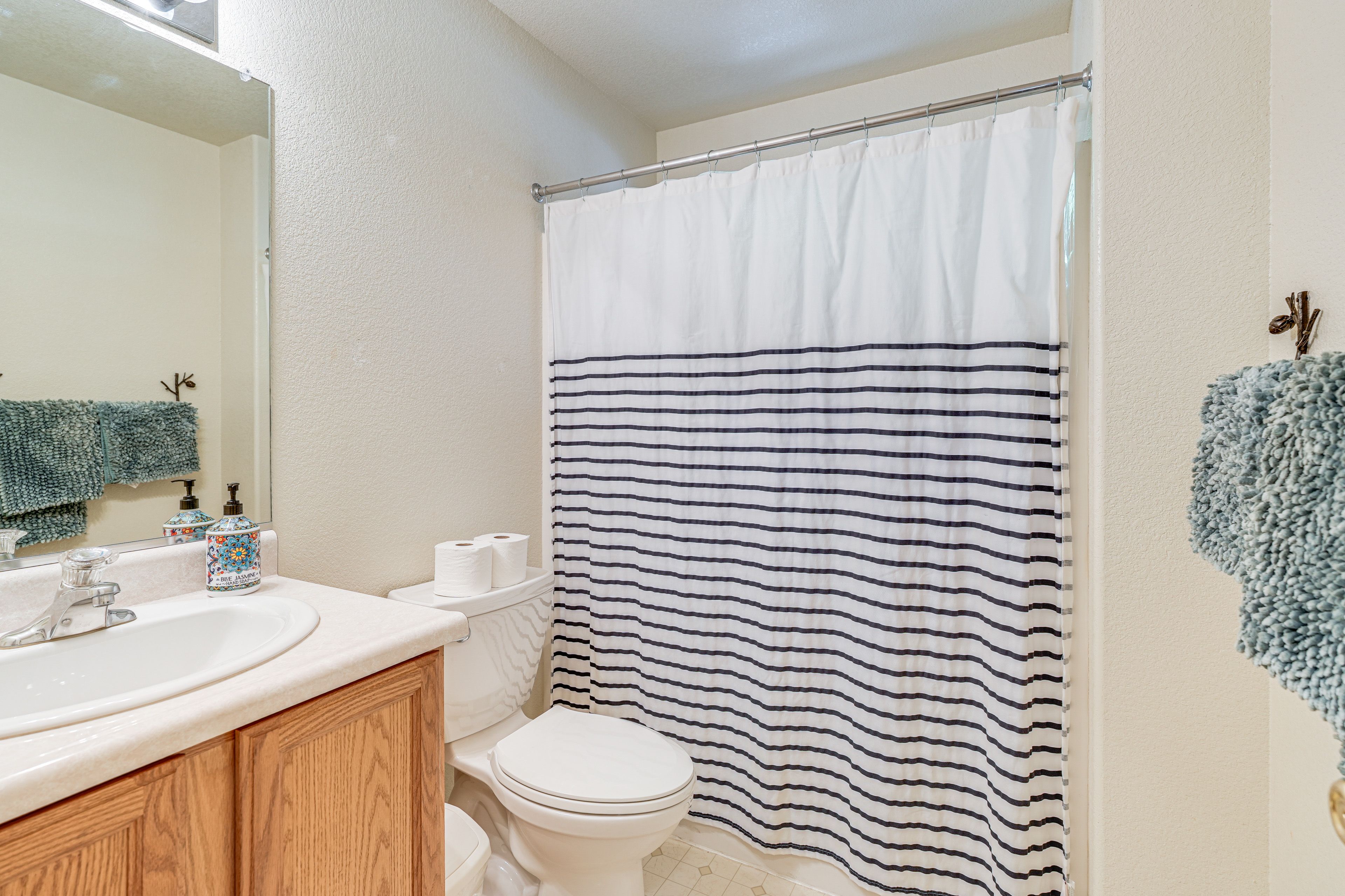 Full Bathroom | 1st Floor | Towels Provided