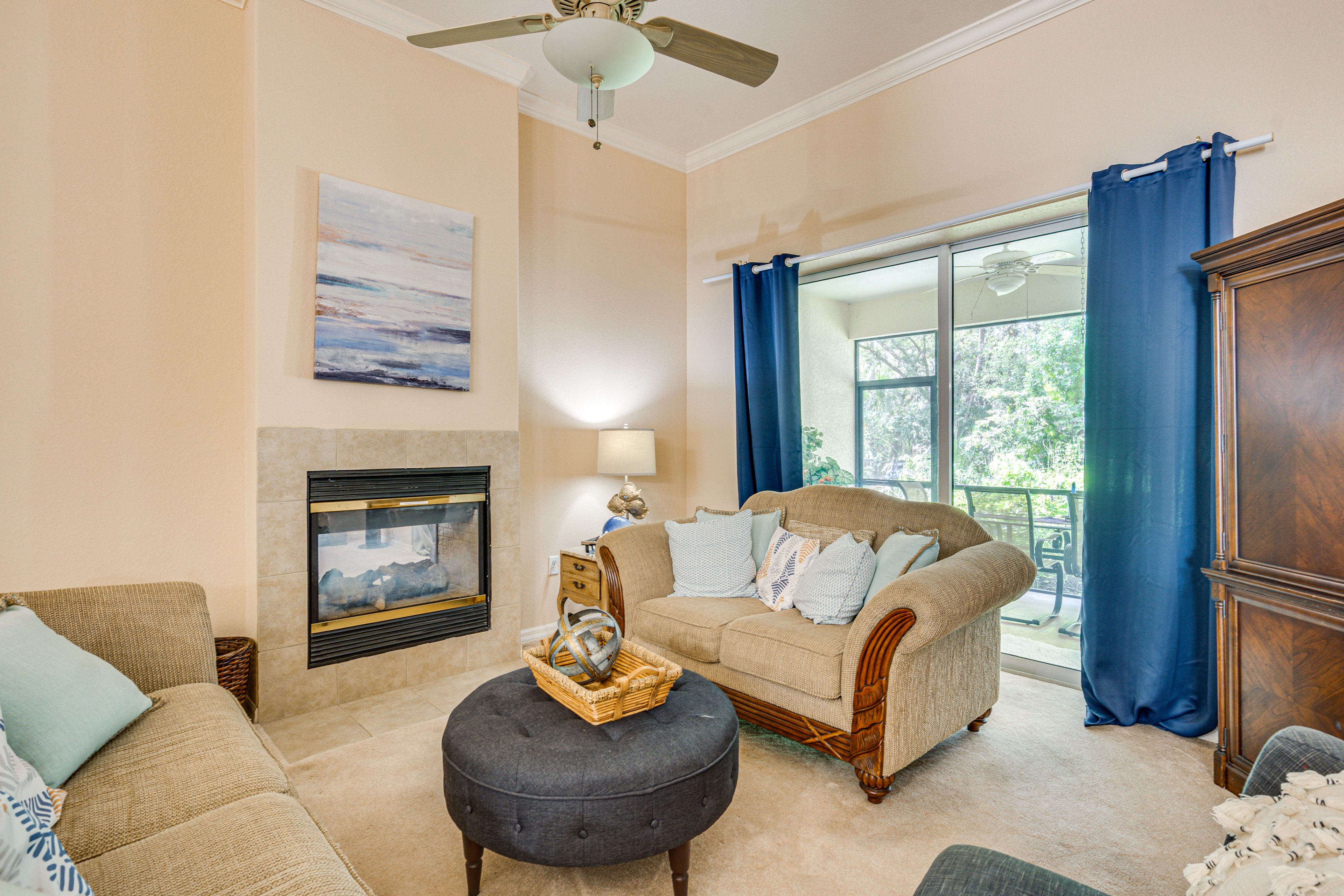 Living Area | Fireplace | Free WiFi