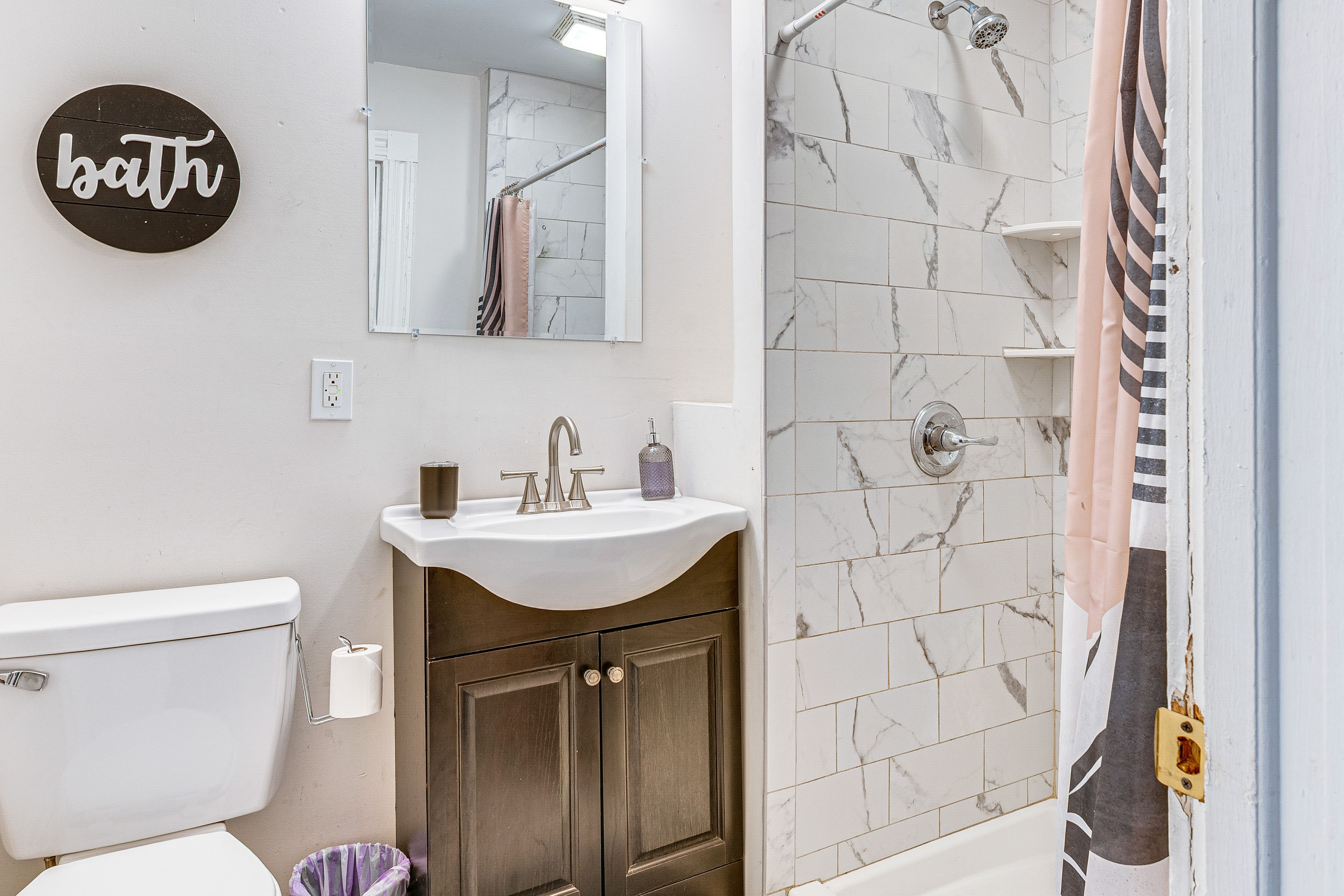 Full Bathroom | Towels Provided | Upper Level