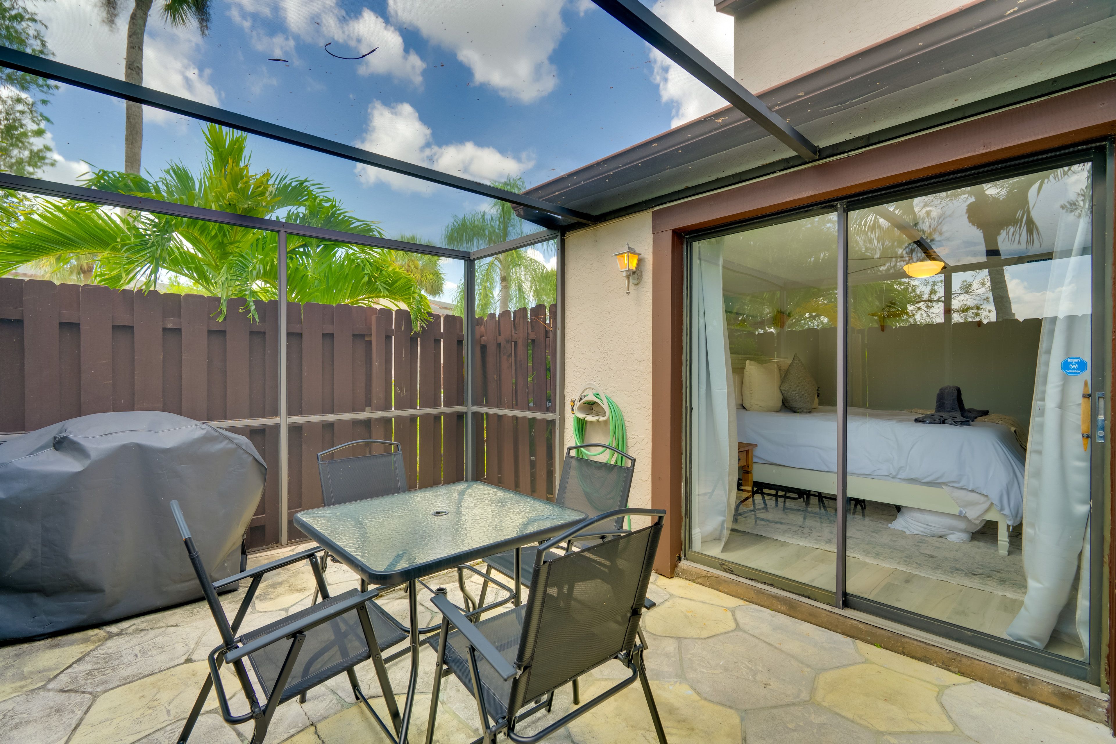 Screened Patio | Outdoor Dining