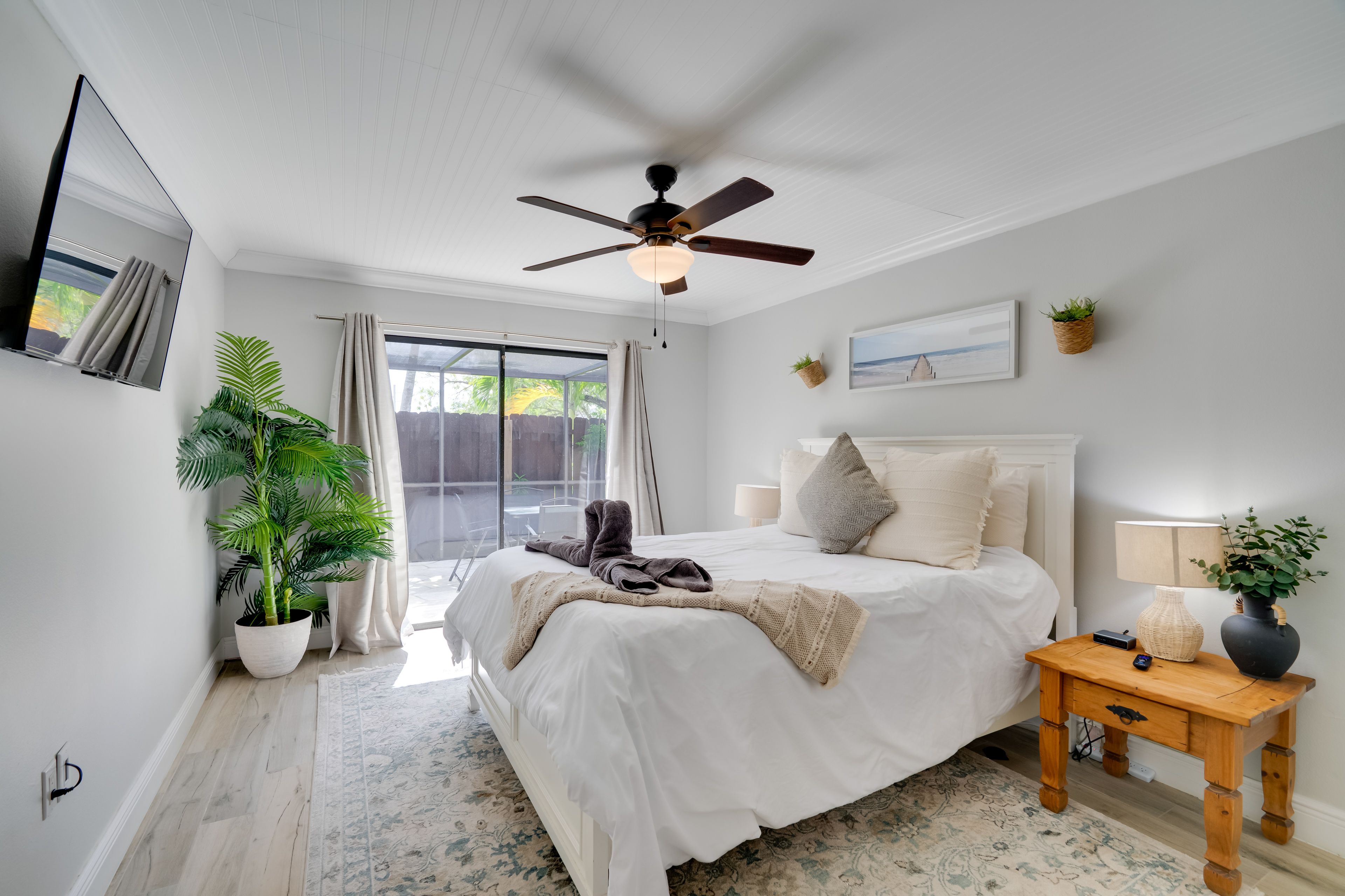 Bedroom 1 | Queen Bed | Smart TV | 1st Floor