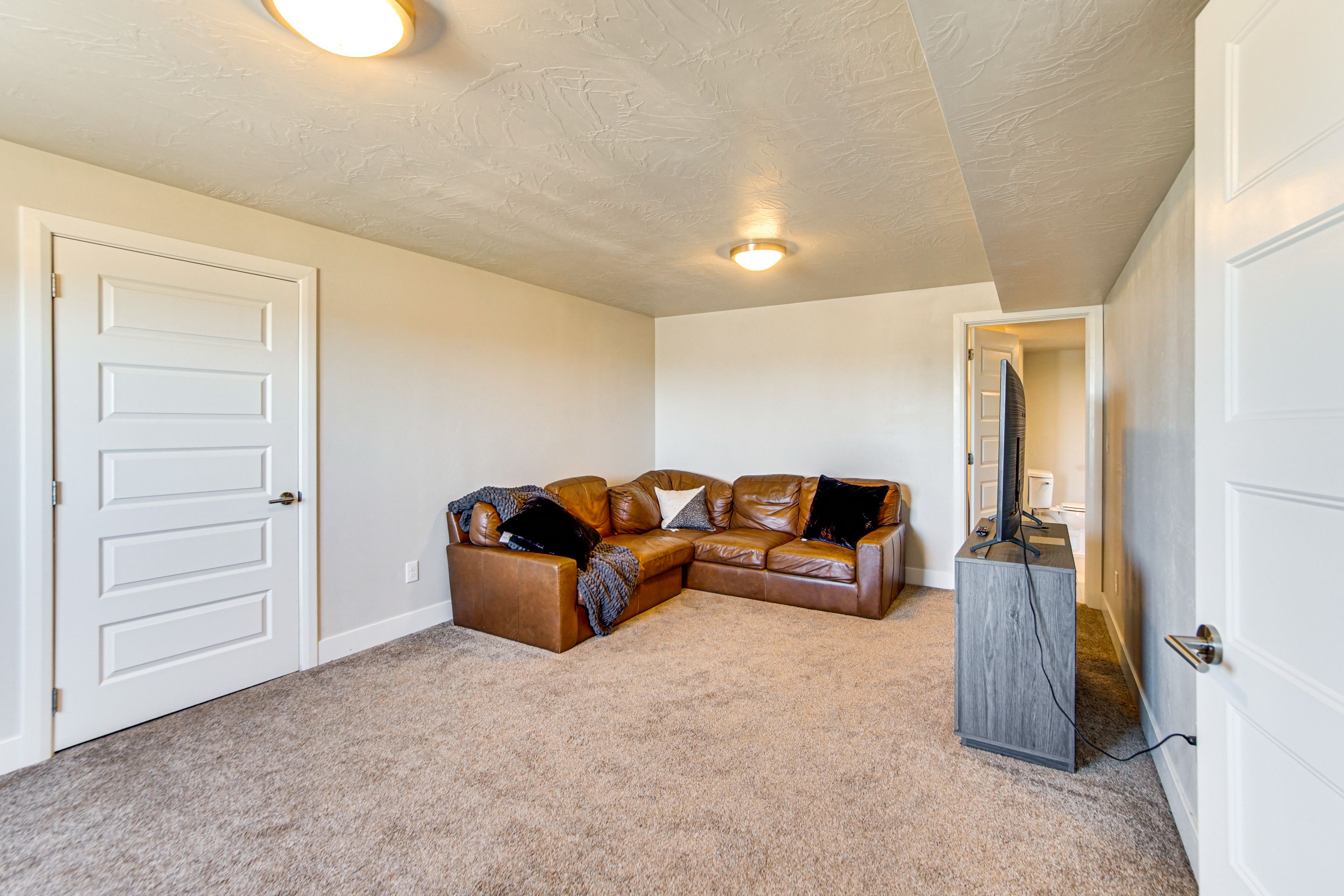 Family Room | Board Games | Smart TV | Lower Level