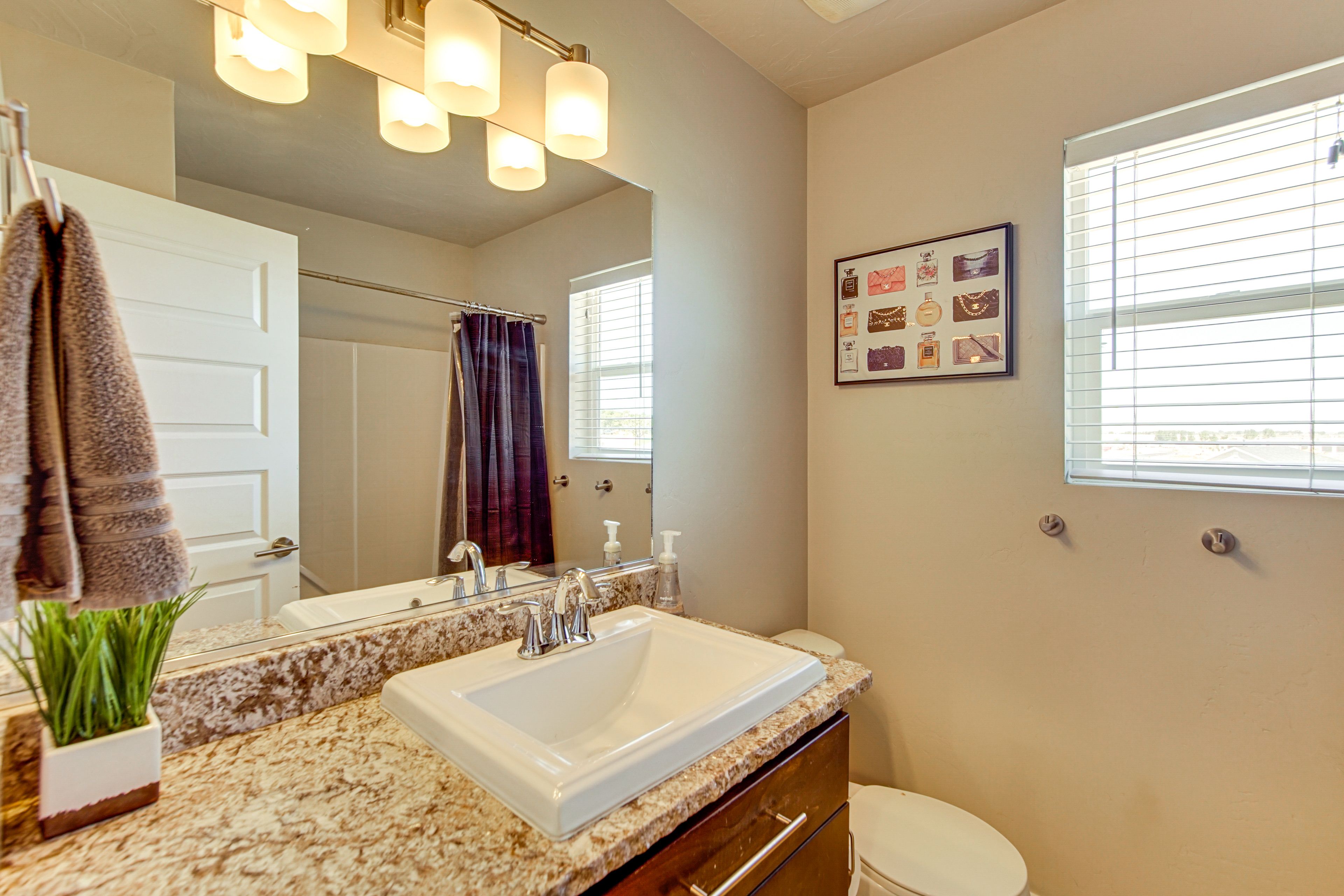 Full Bathroom | Towels Provided | Main Level