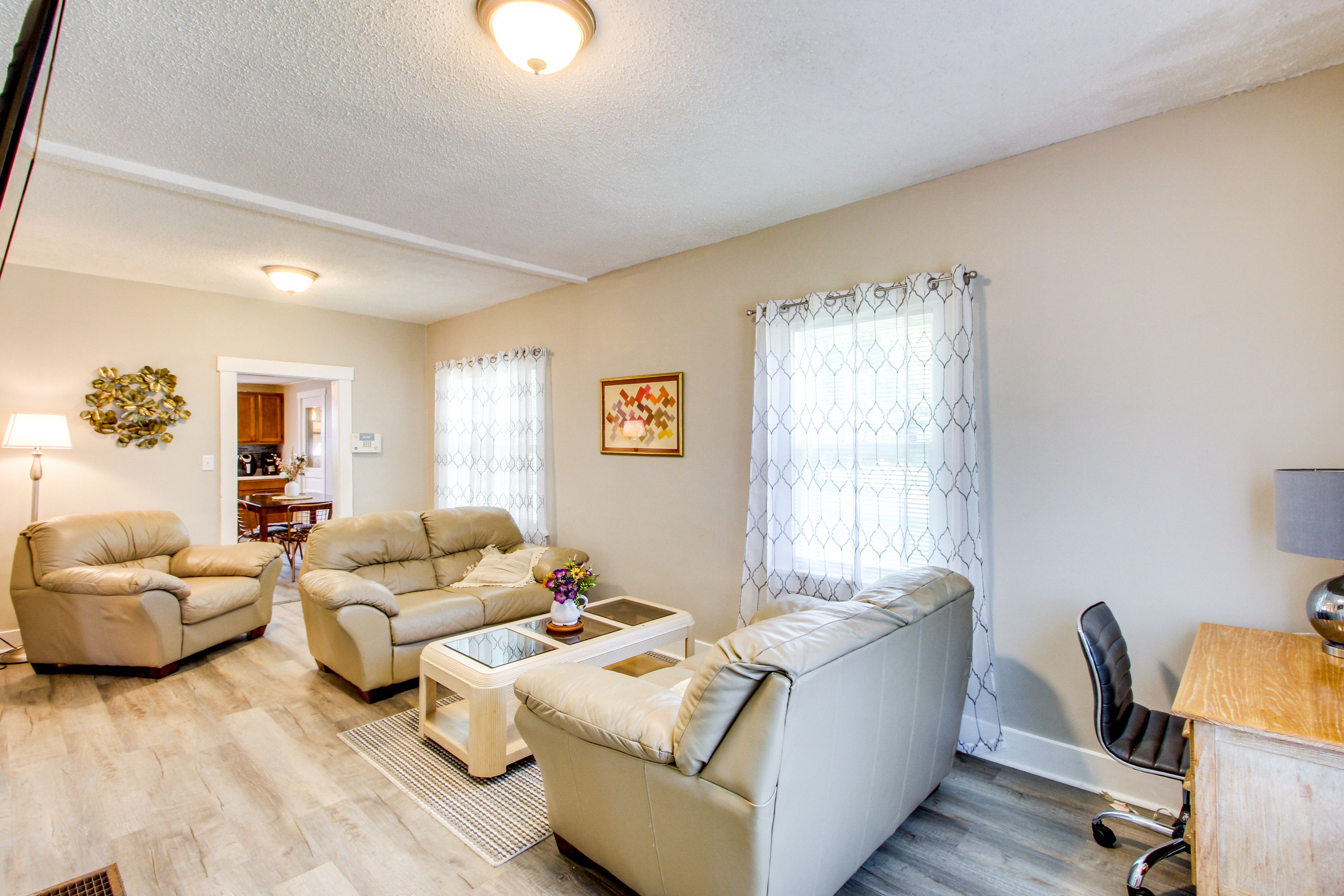 Living Room | 1st Floor | Smart TV | Free WiFi | Central A/C & Heating