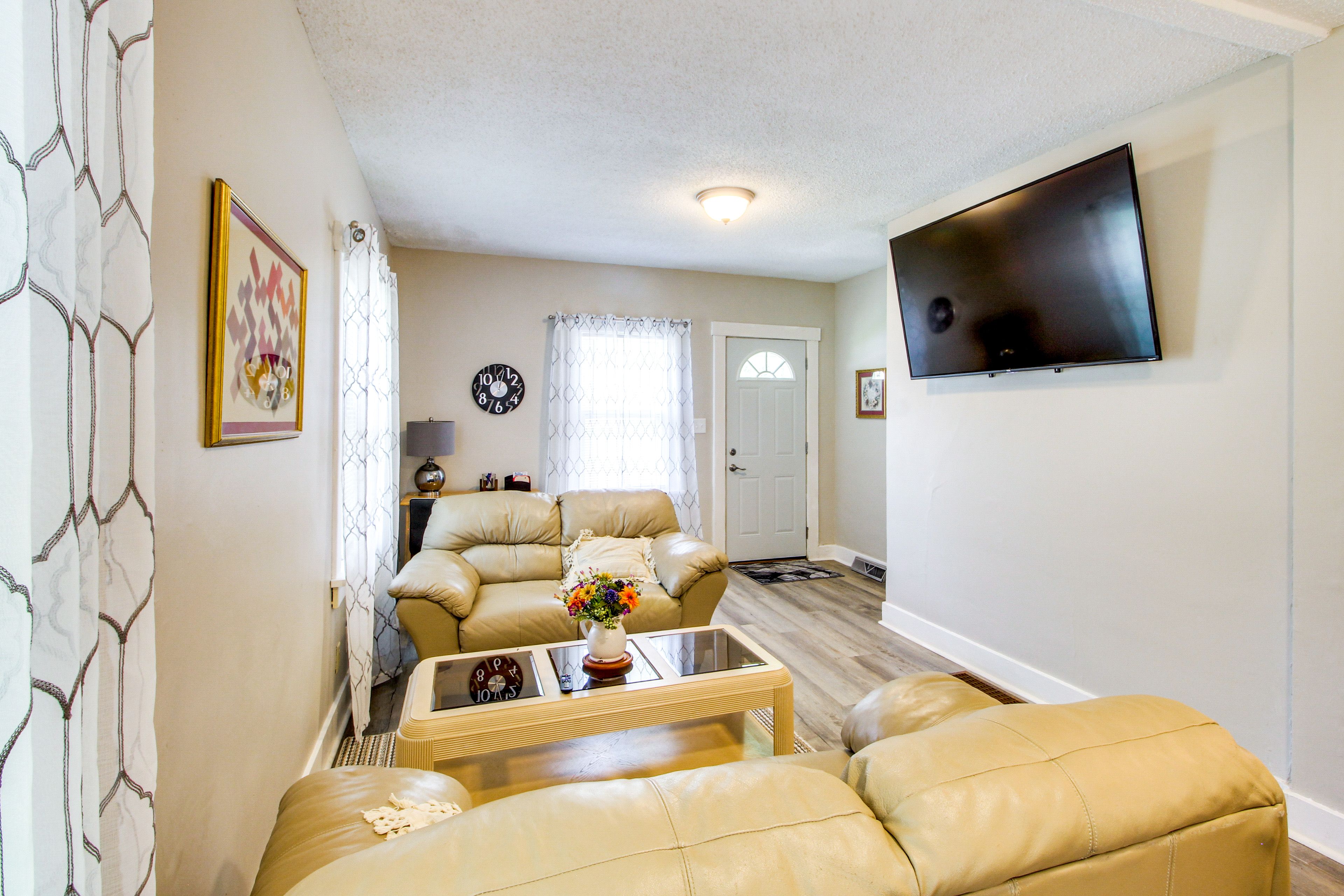 Manhattan Vacation Rental | 3BR | 2BA | 840 Sq Ft | Steps Required