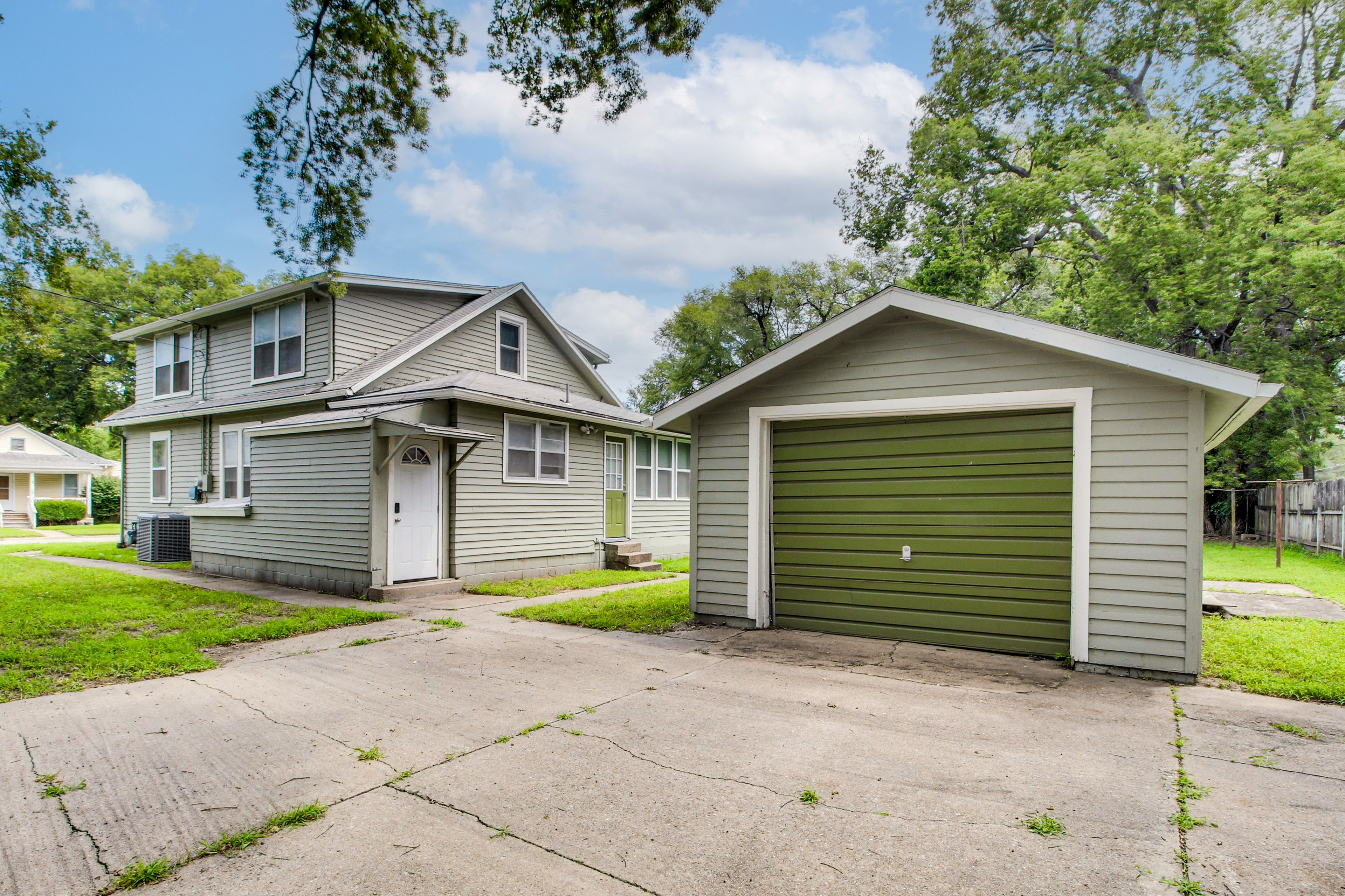 Driveway (2 Vehicles) | Garage Not Available