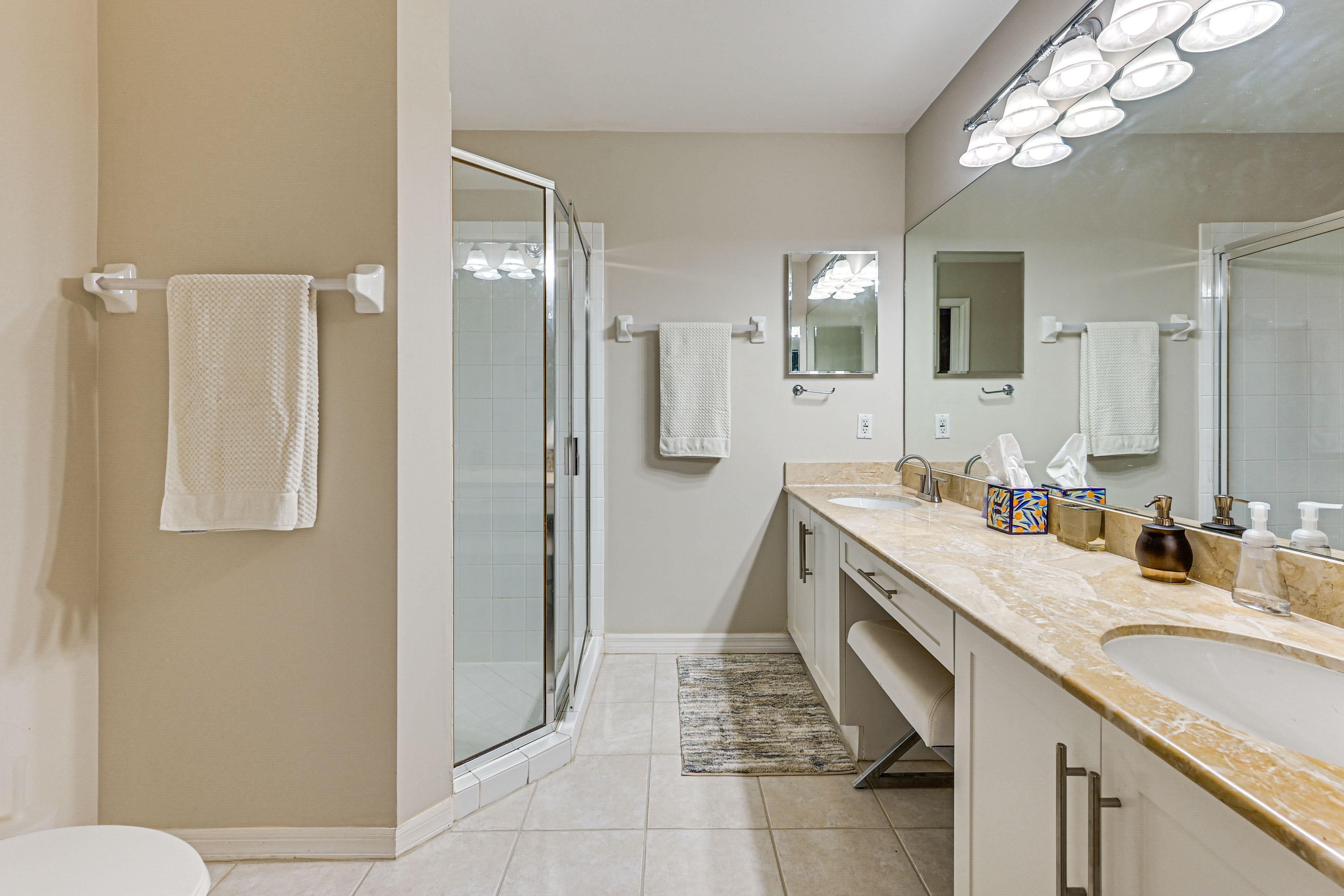 Full Bathroom | Towels Provided