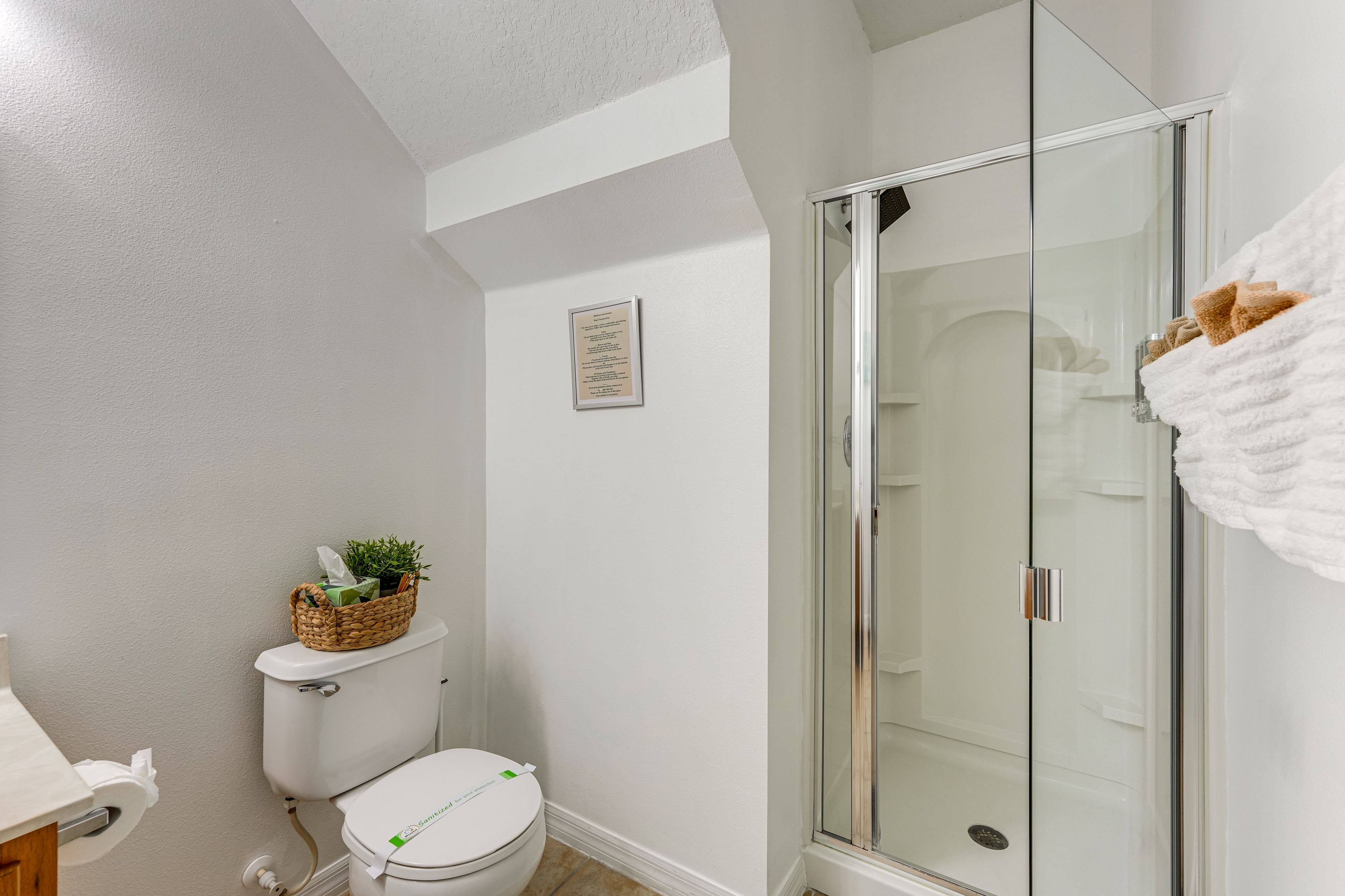 Full Bathroom | 1st Floor | Complimentary Toiletries | Towels Provided