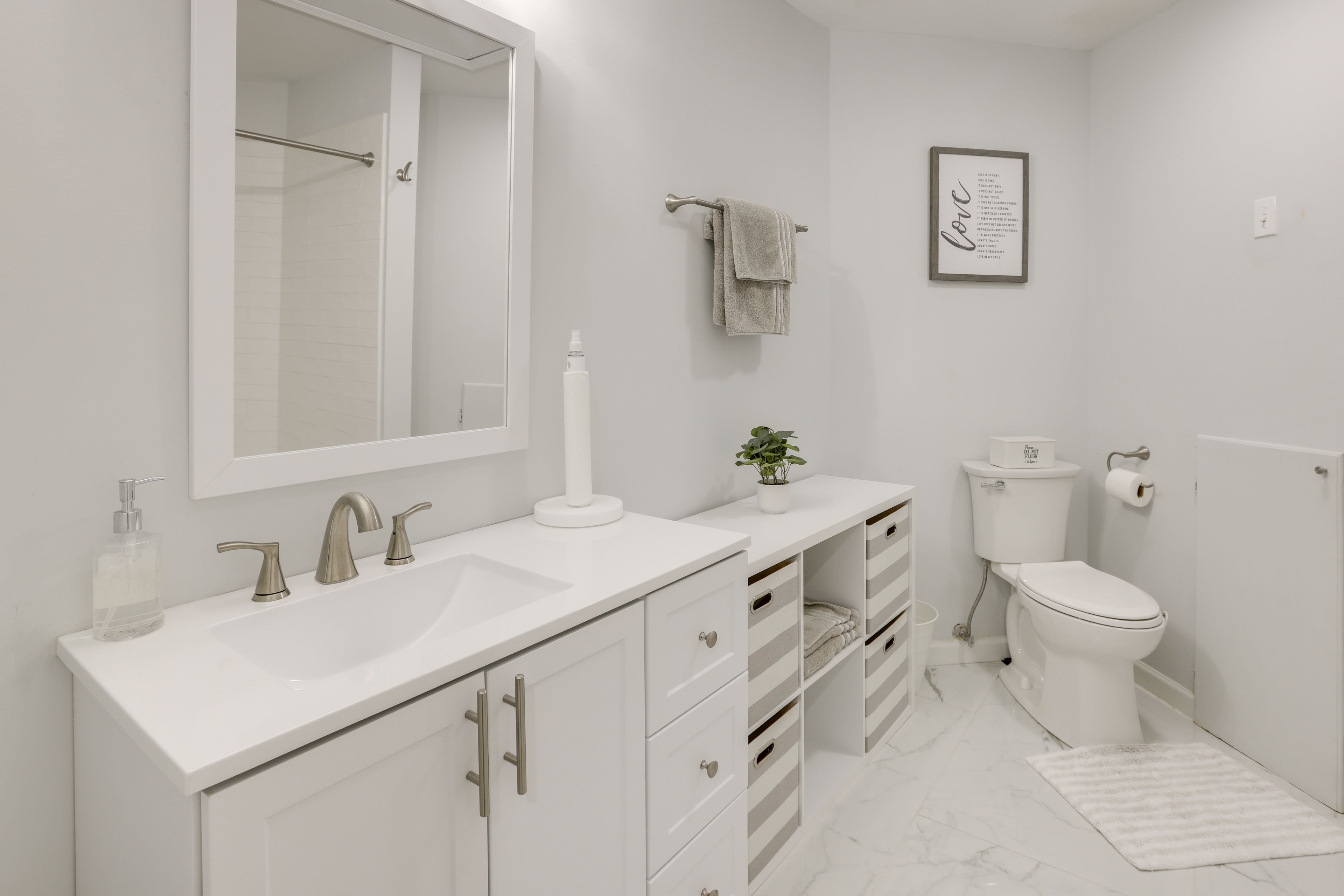 Full Bathroom | 2nd Floor | Complimentary Toiletries