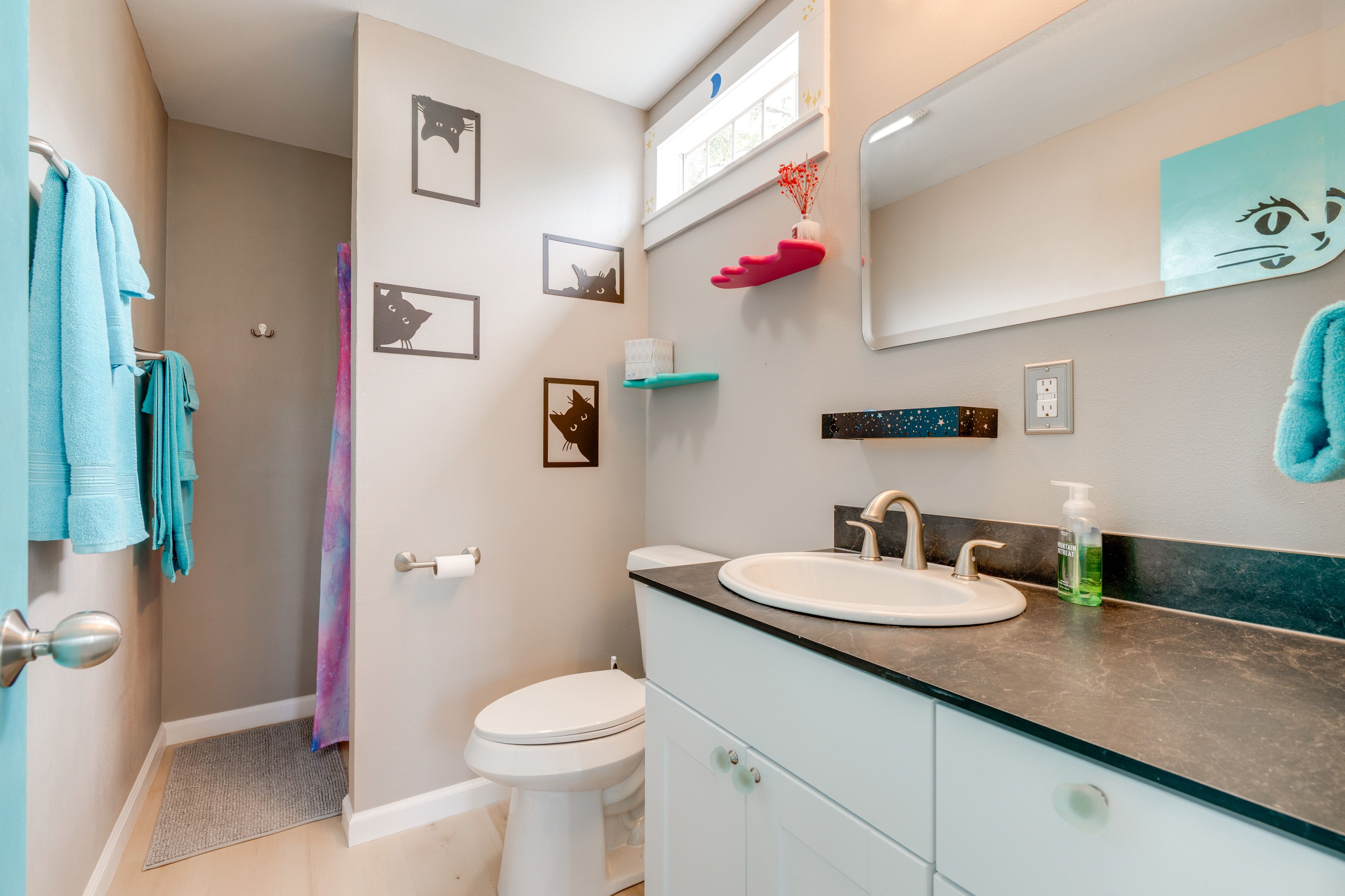 Full Bathroom | 1st Floor | Towels Provided