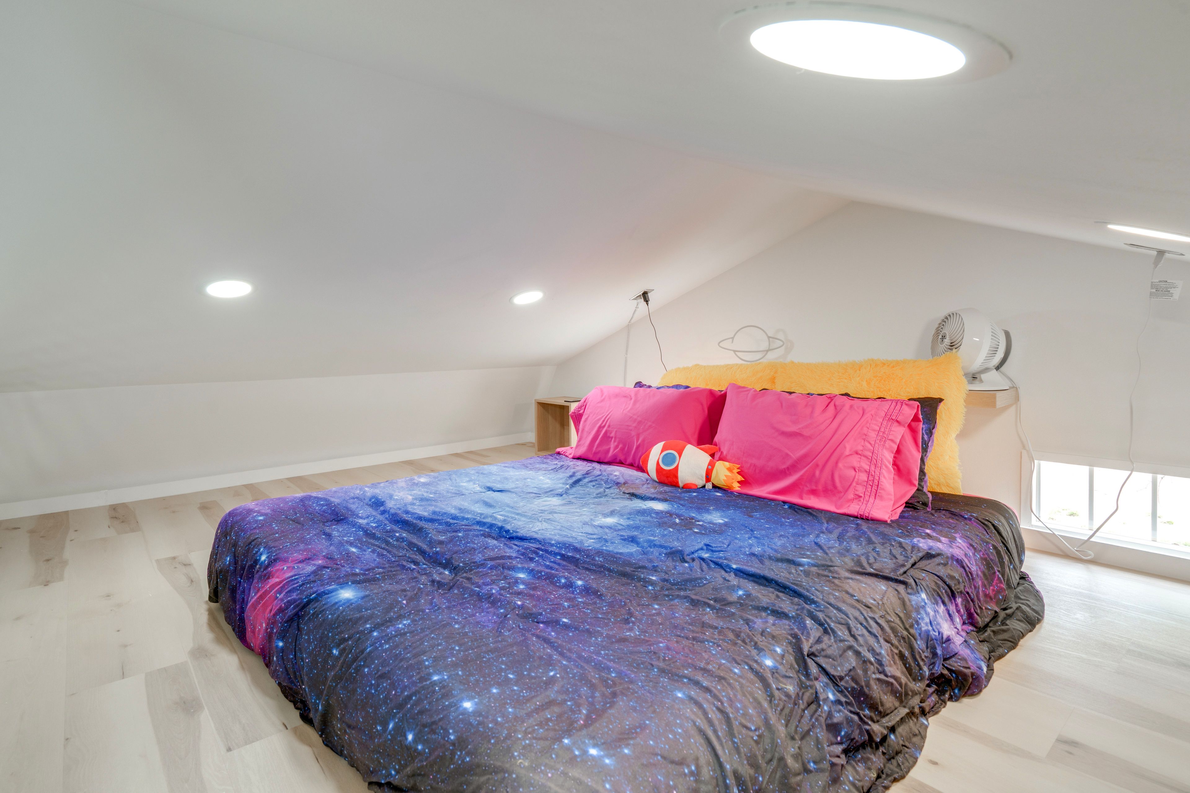 Loft (225 Lbs Max) | 2nd Floor | Queen Mattress