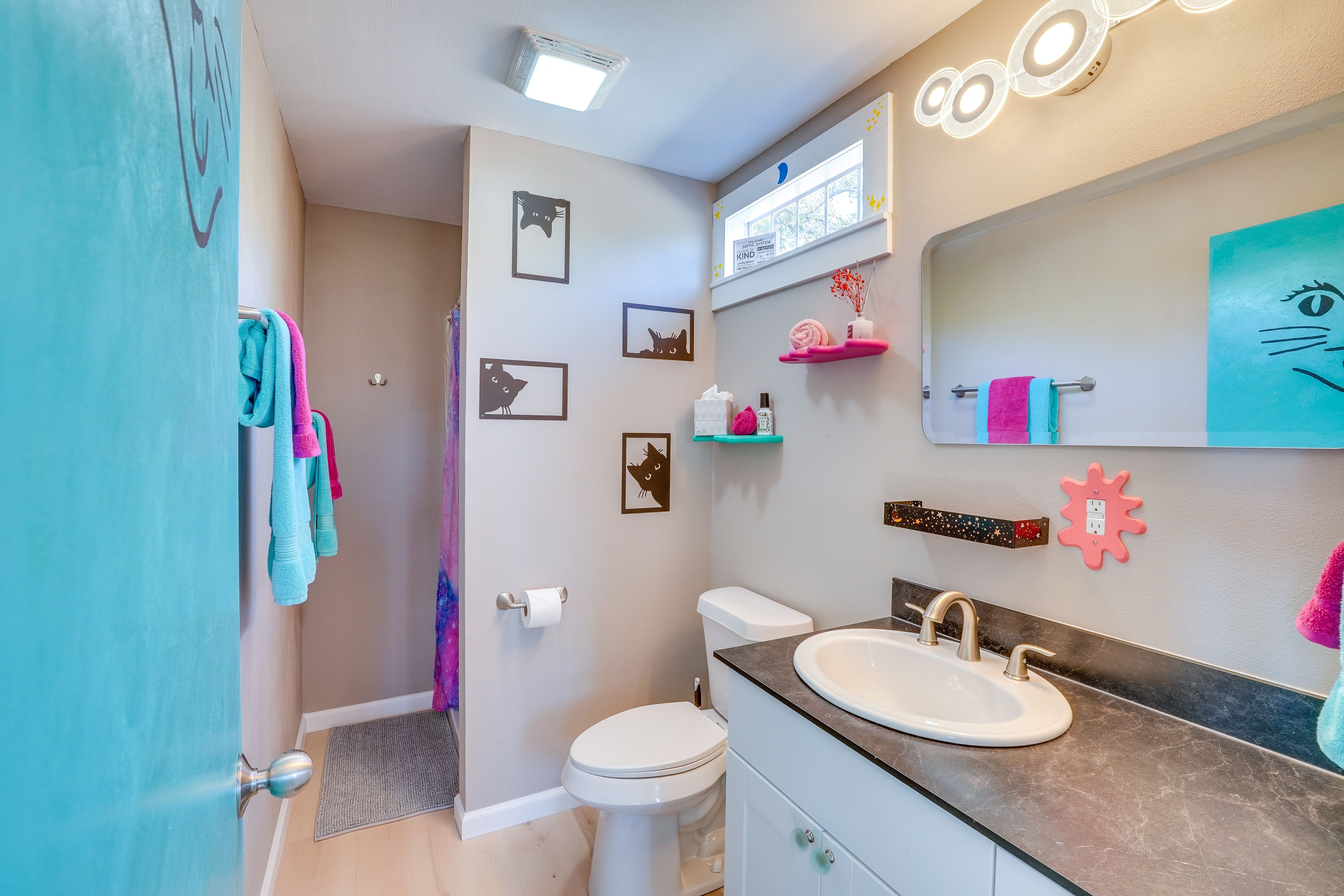 Full Bathroom | 1st Floor | Towels Provided