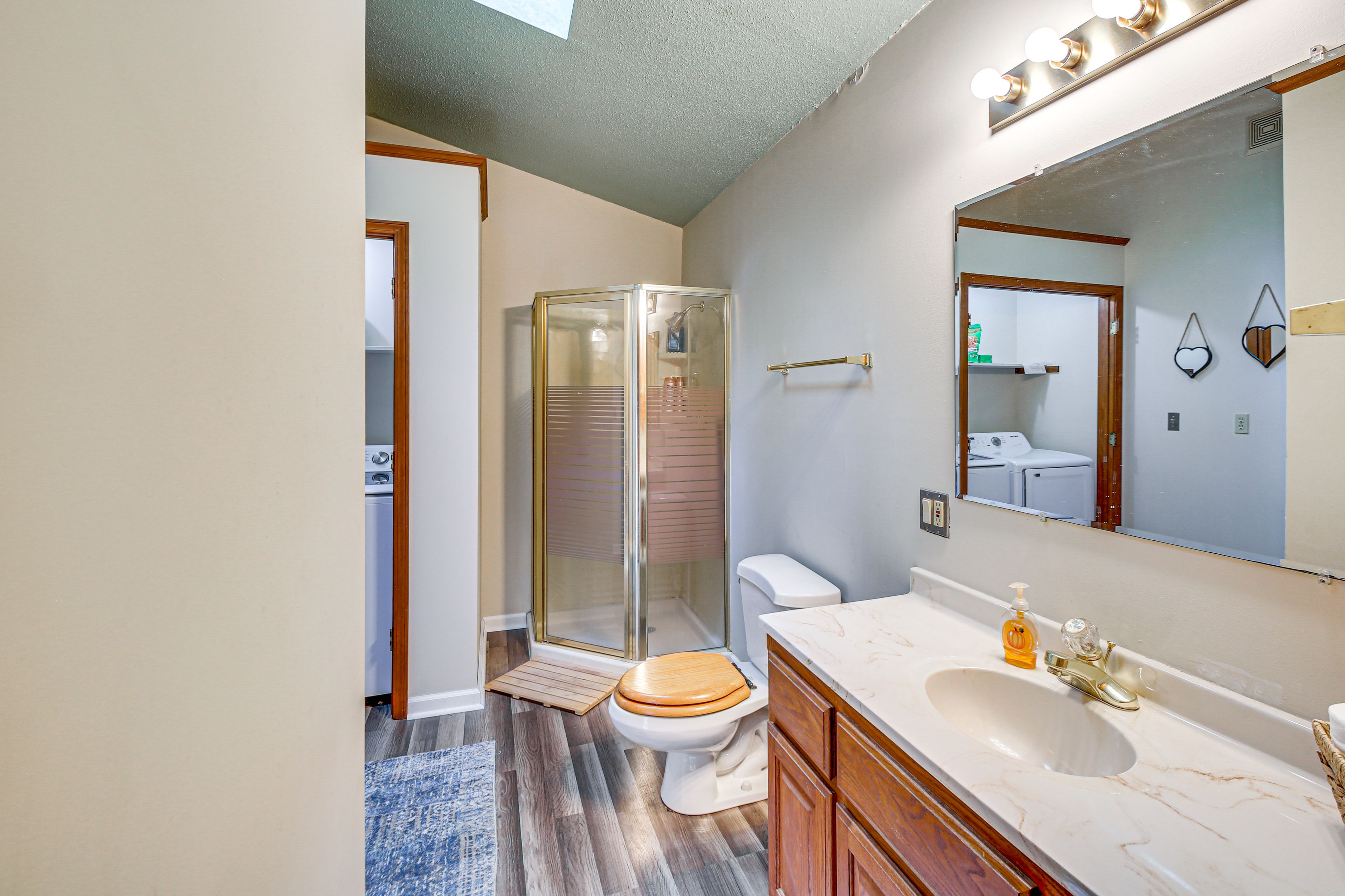 Full Bathroom | Washer & Dryer