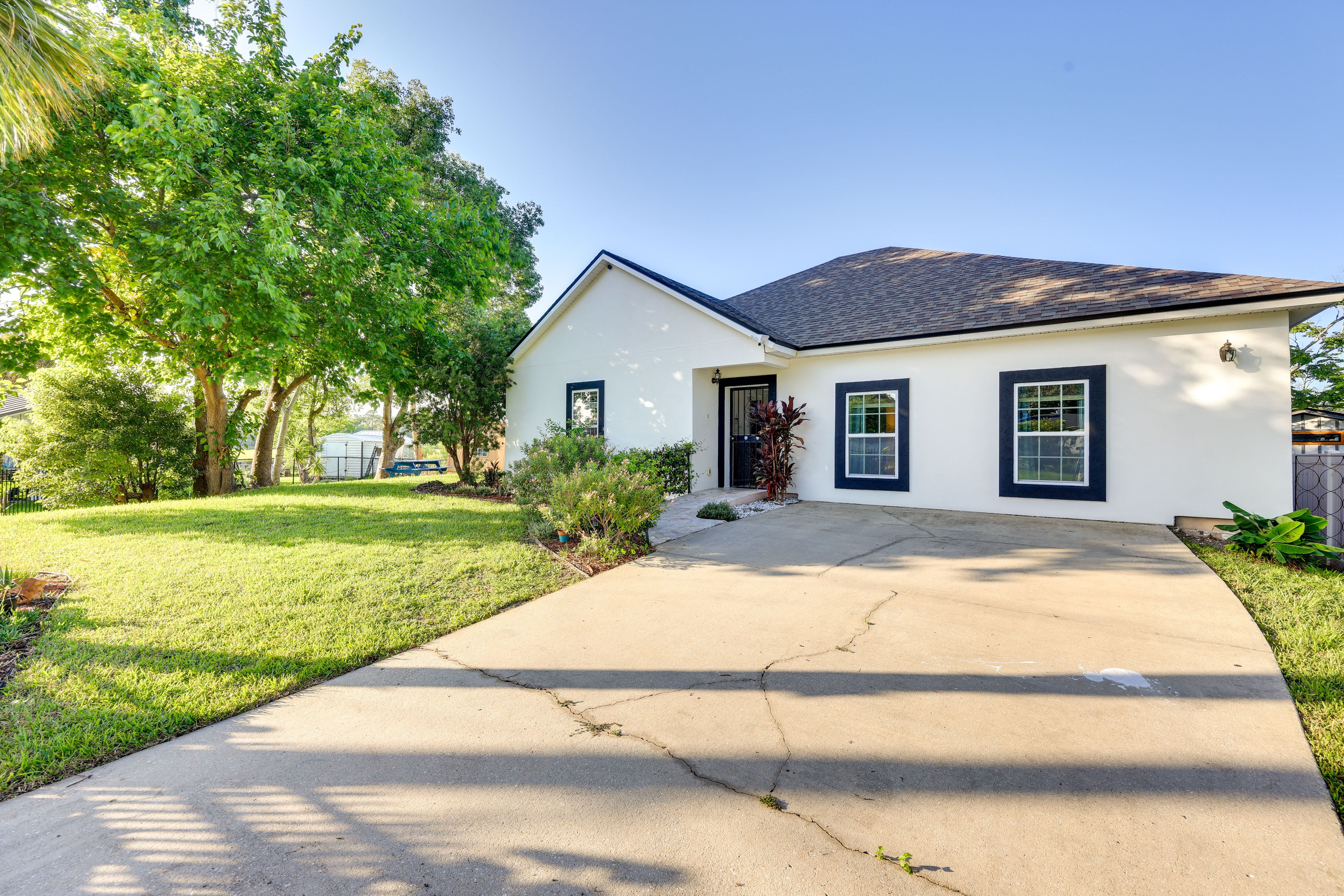 Exterior | Single-Story House | 8 Mi to EverBank Stadium