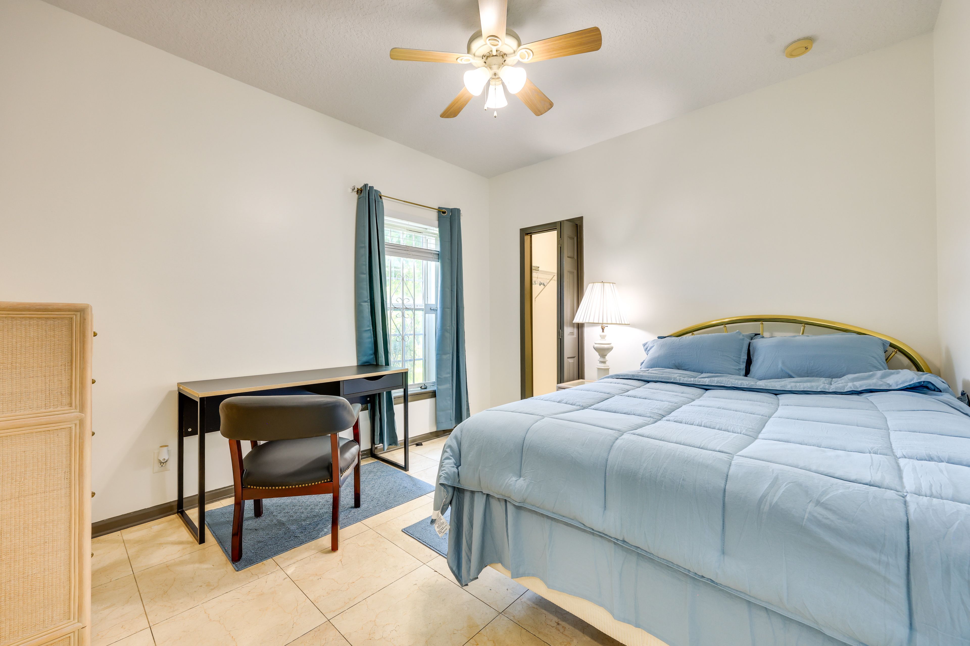 Bedroom 1 | Queen Bed