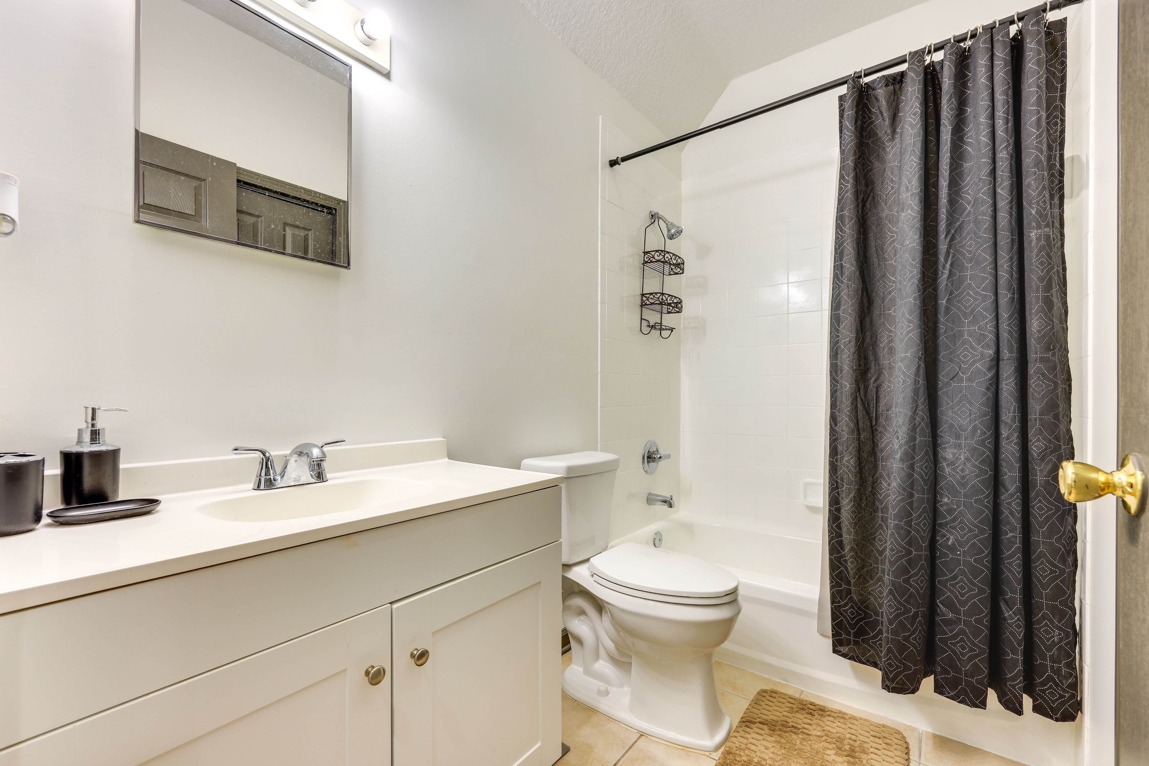 Full Bathroom | Towels & Complimentary Toiletries Provided