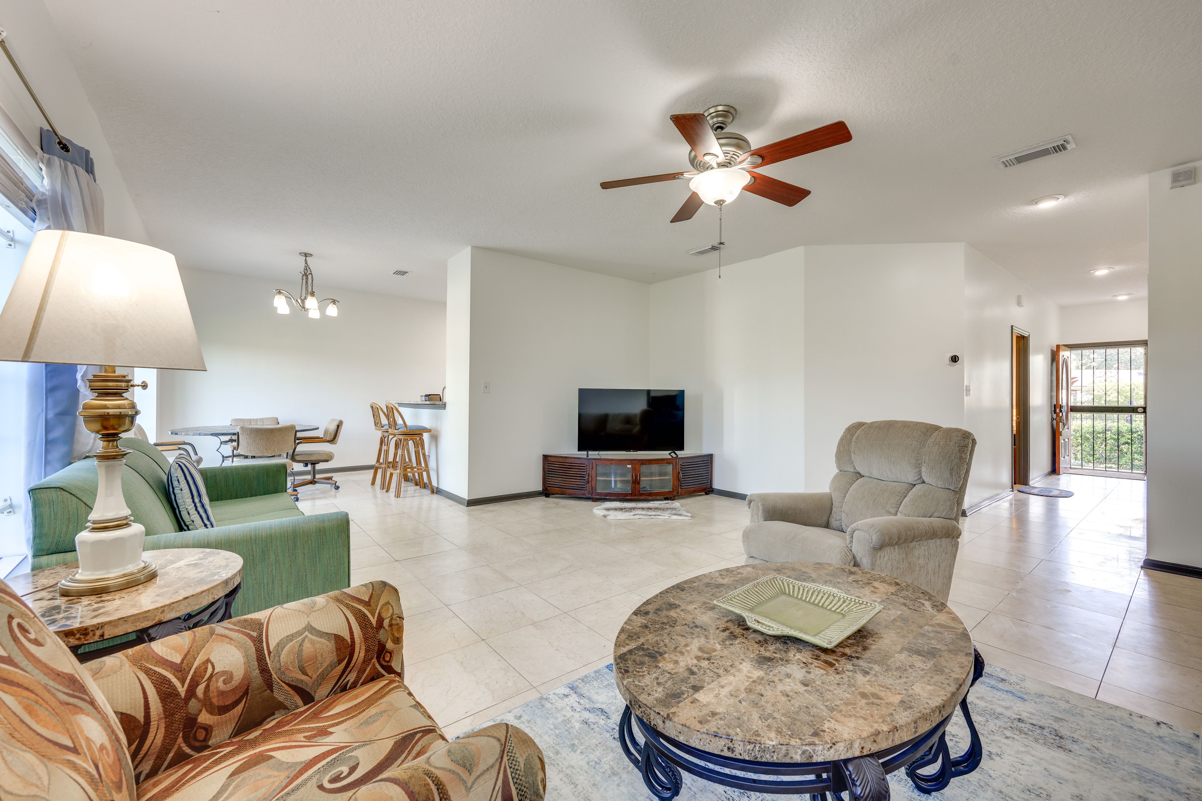 Living Room | Queen Sleeper Sofa | Smart TV | Free WiFi