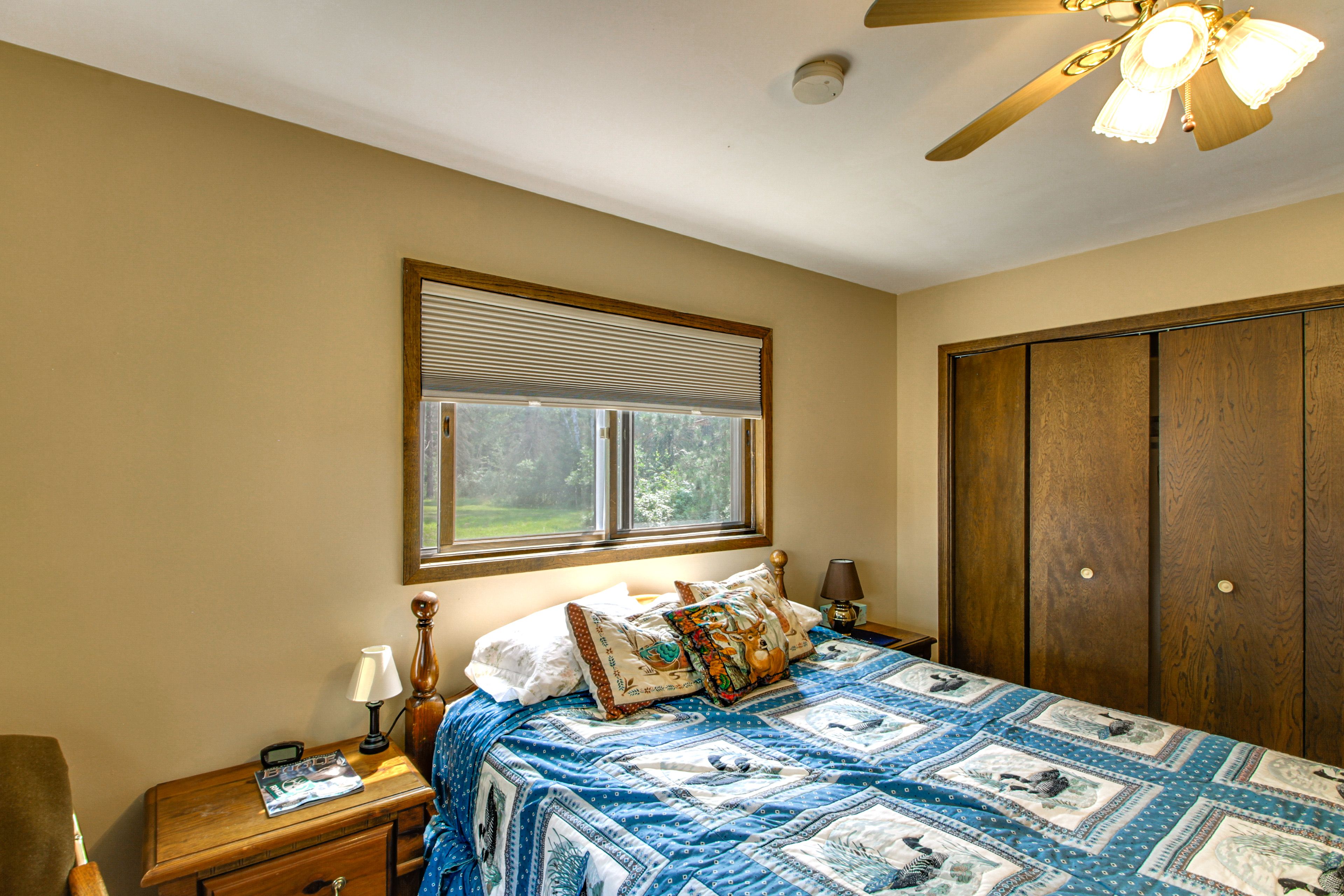 Bedroom 1 | 1st Floor | Queen Bed | Smart TV | Linens Provided