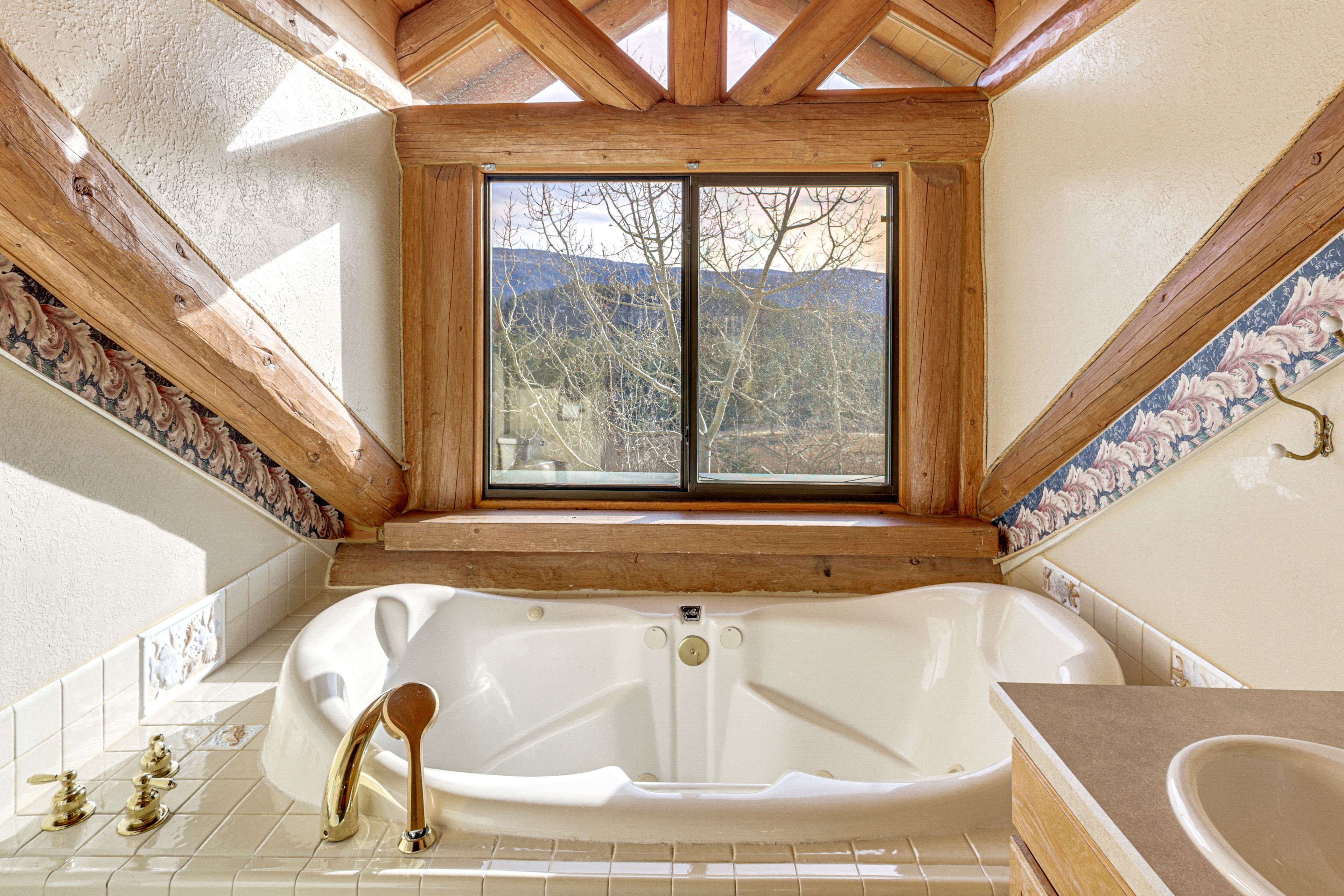 En-Suite Bathroom | Jetted Tub | 3rd Floor