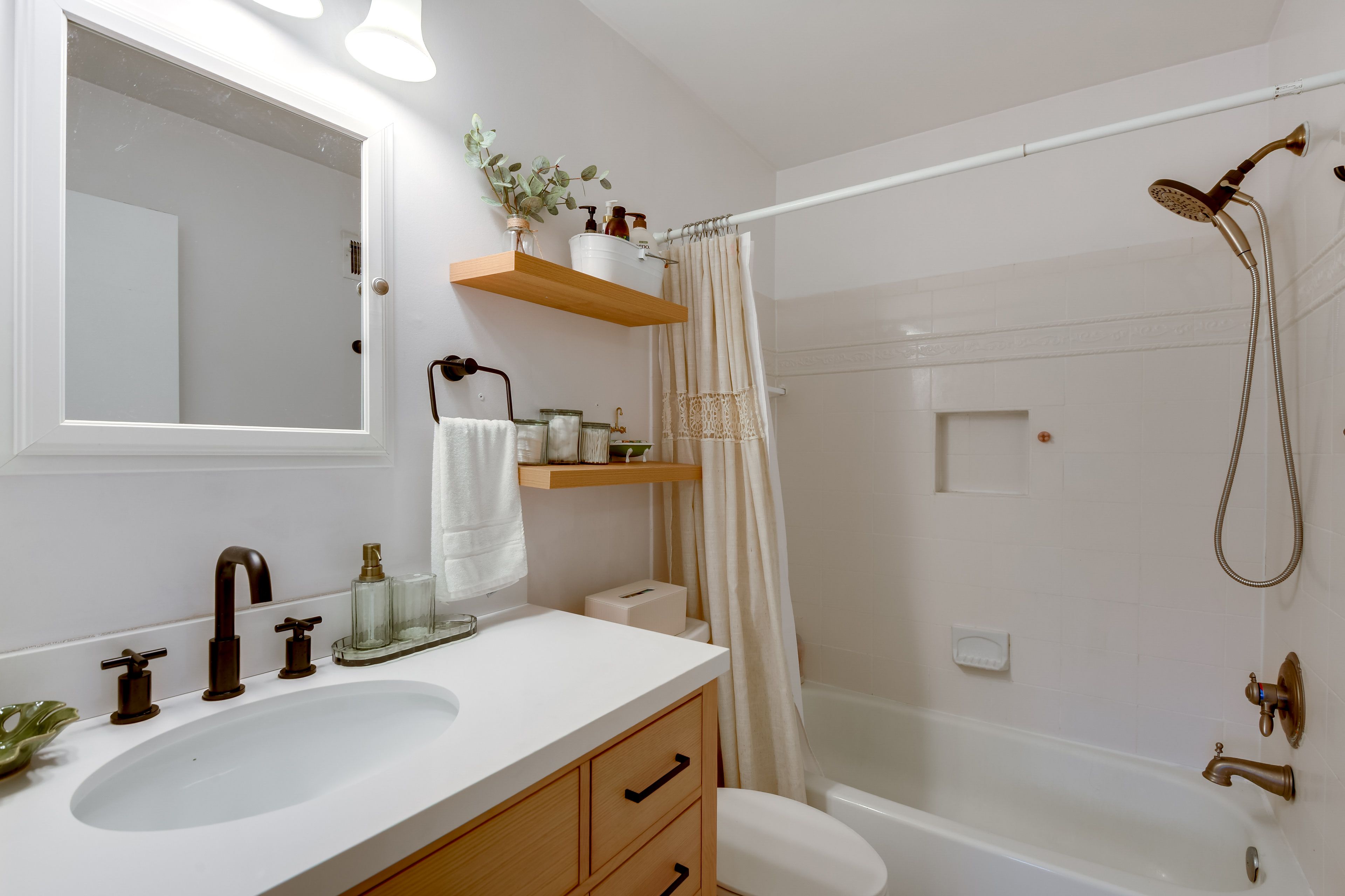 Full Bath | Towels | Hair Dryer | 2nd Floor