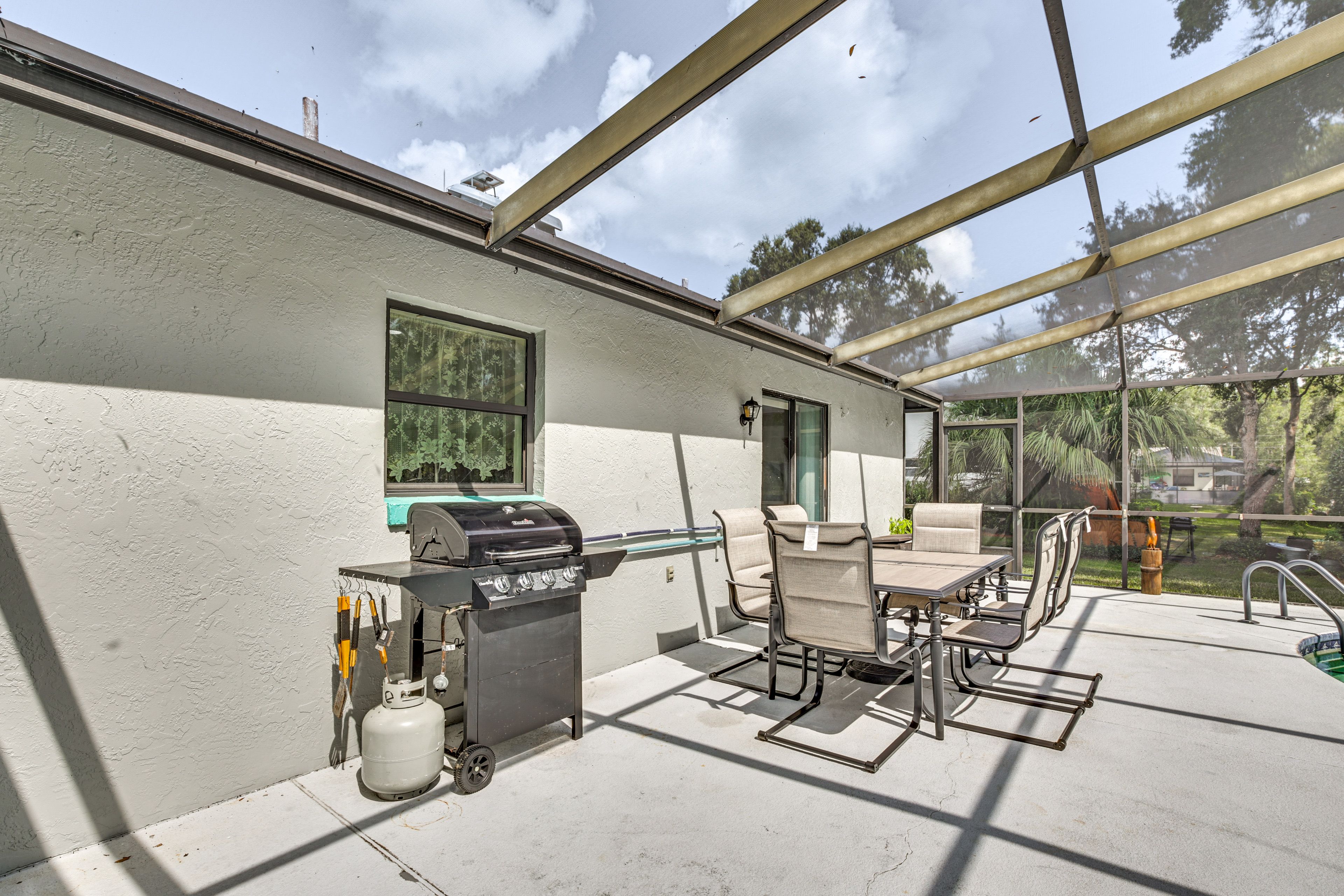 Outdoor Dining Area | Gas Grill (Propane Provided)