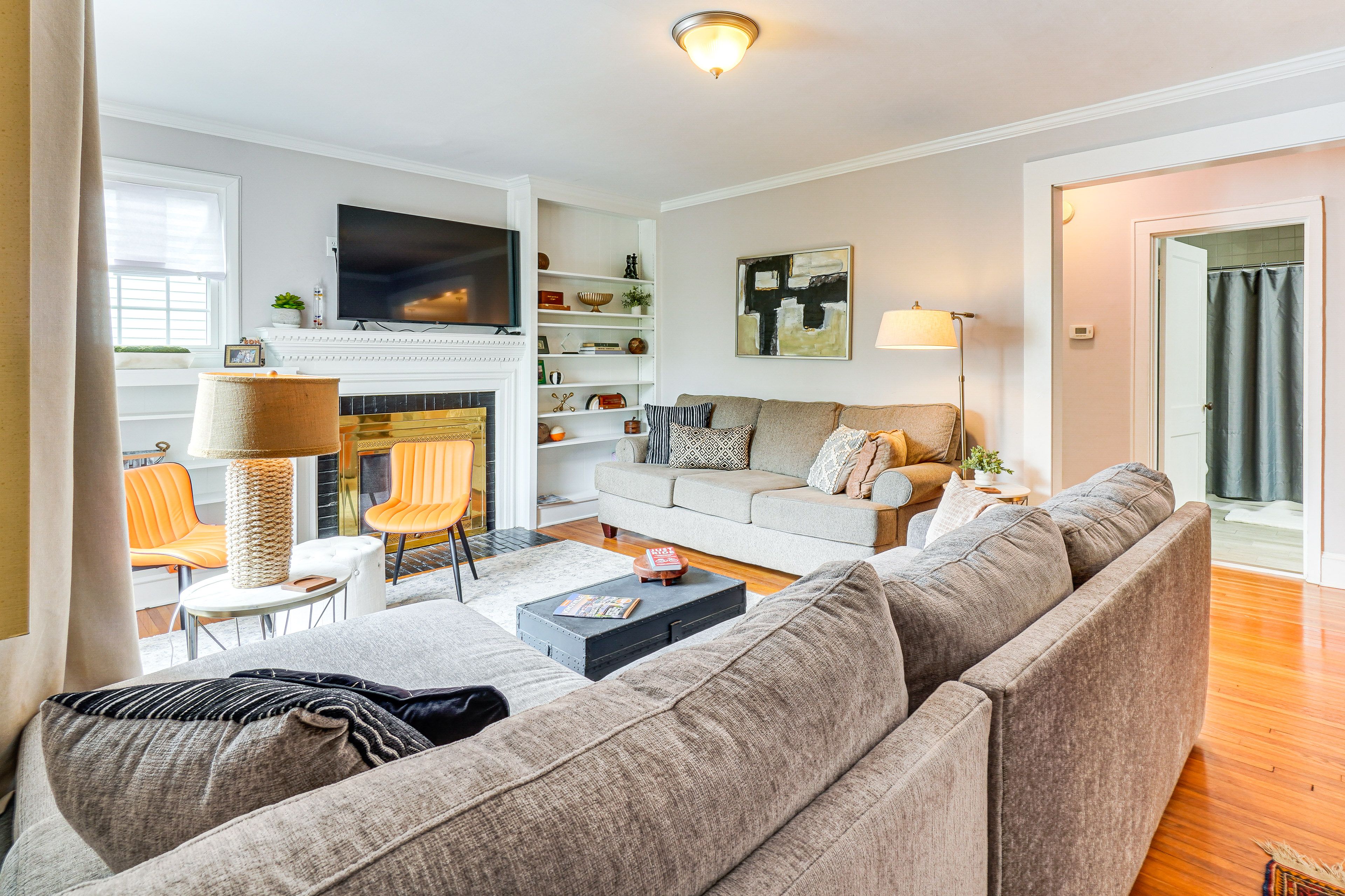 Living Room | Central A/C & Heating | Free WiFi