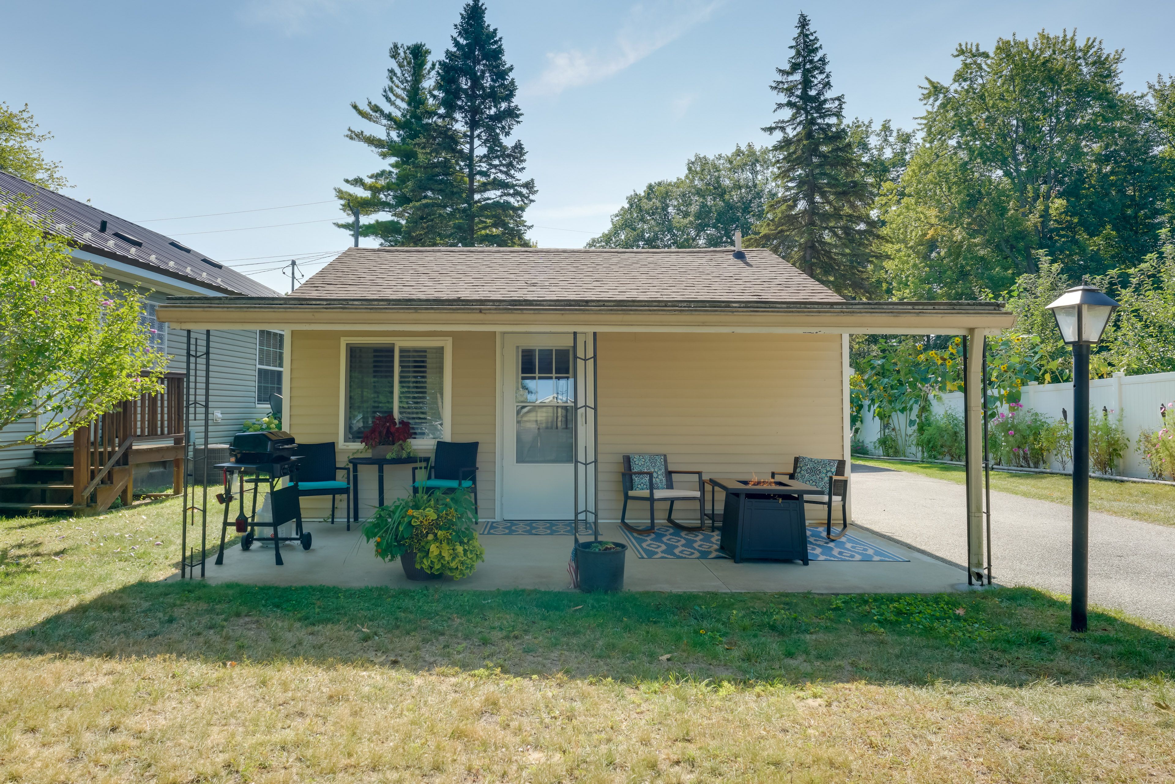 Property Exterior | Single-Story Studio