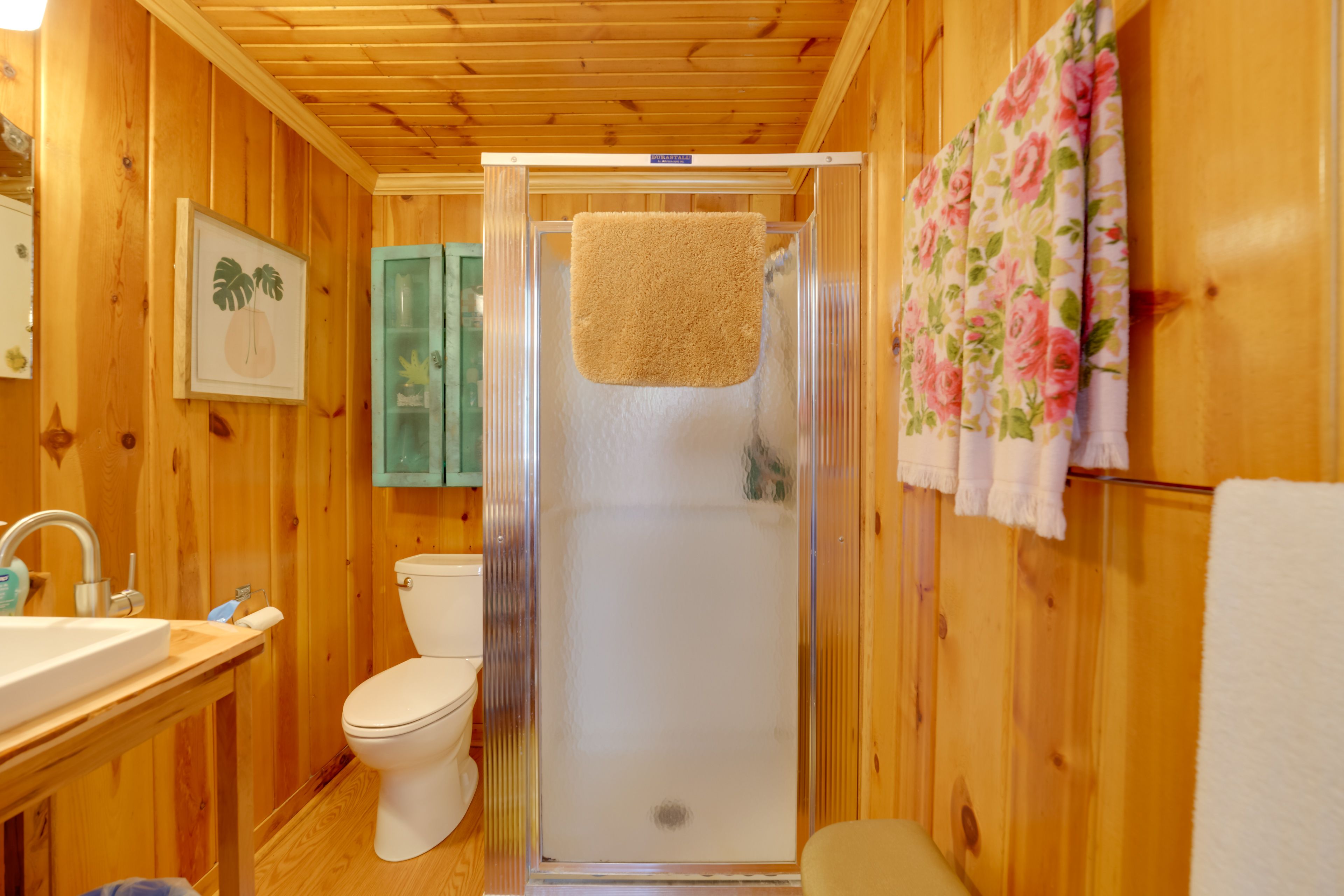 Full Bathroom | Towels Provided | Complimentary Toiletries