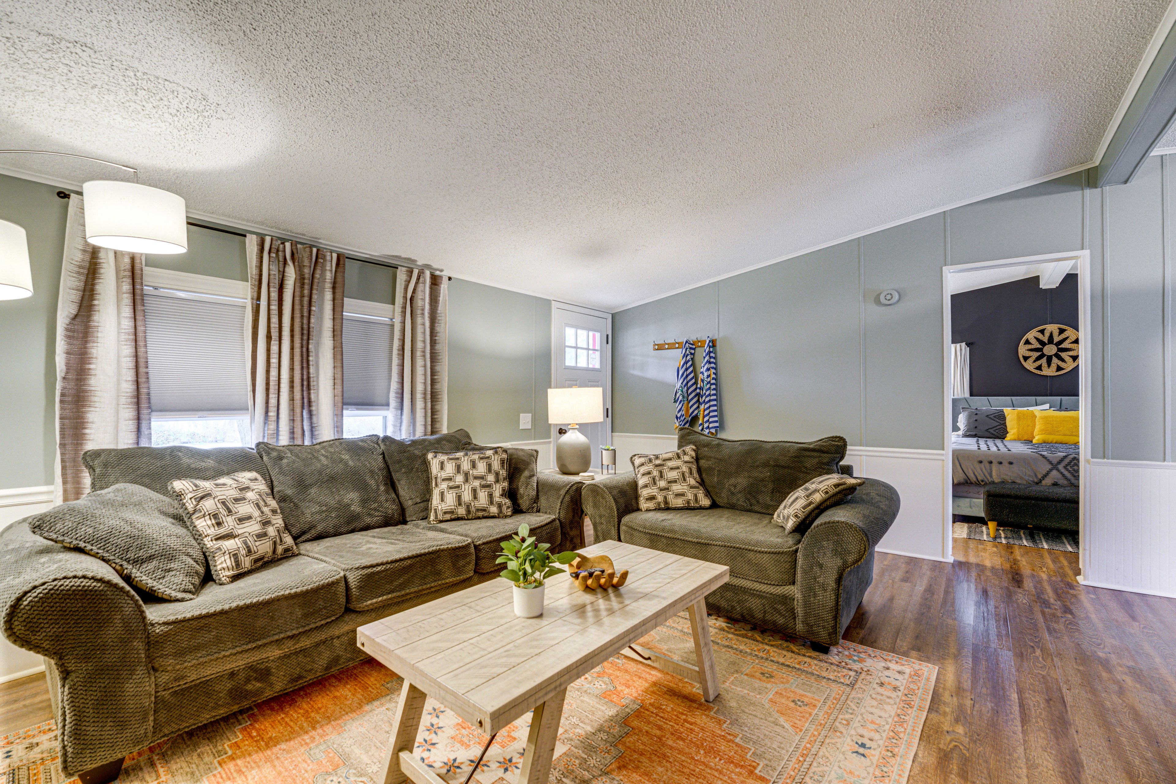 Living Room | Free WiFi | Central A/C & Heating | Smart TV