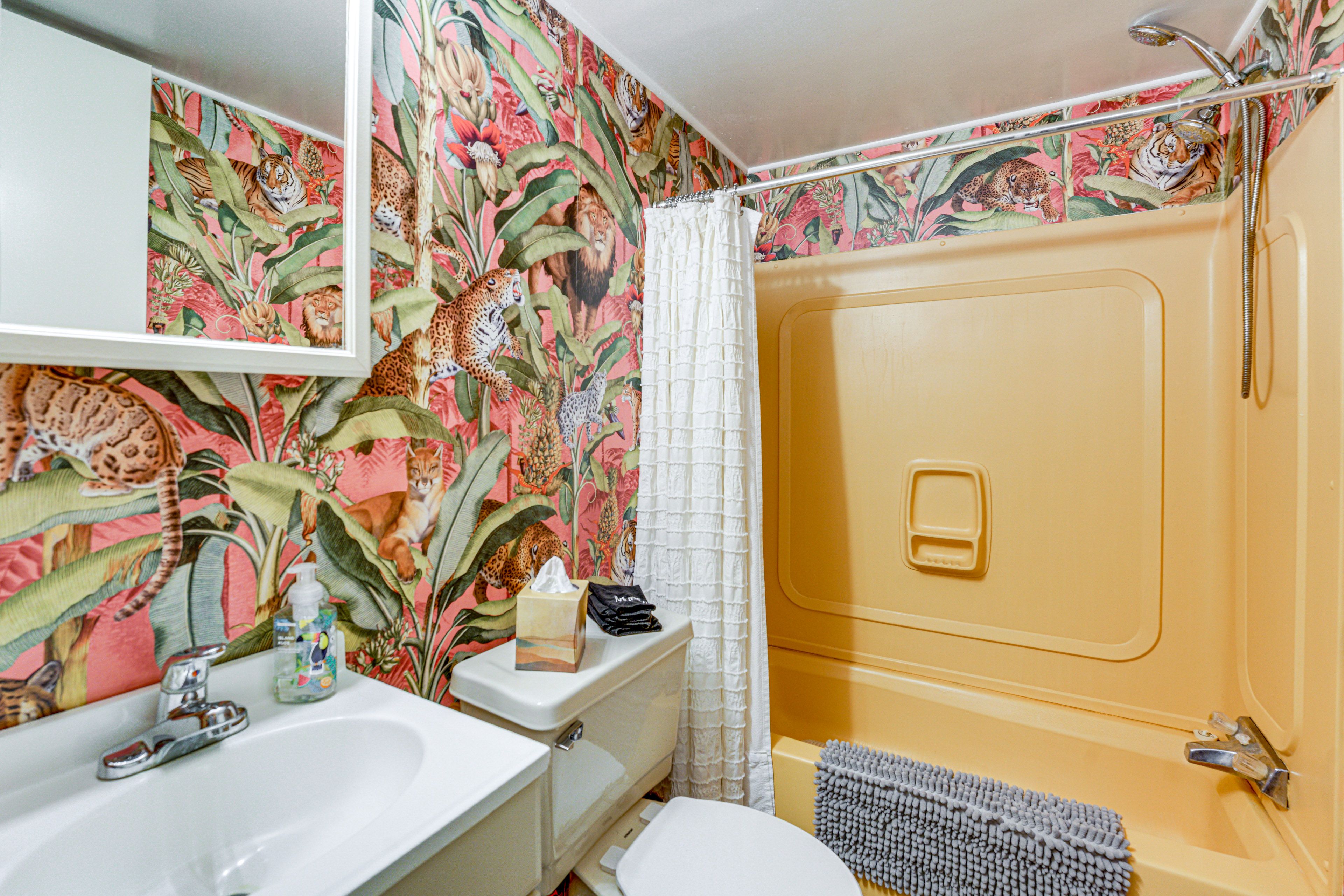 Full Bathroom | Complimentary Toiletries