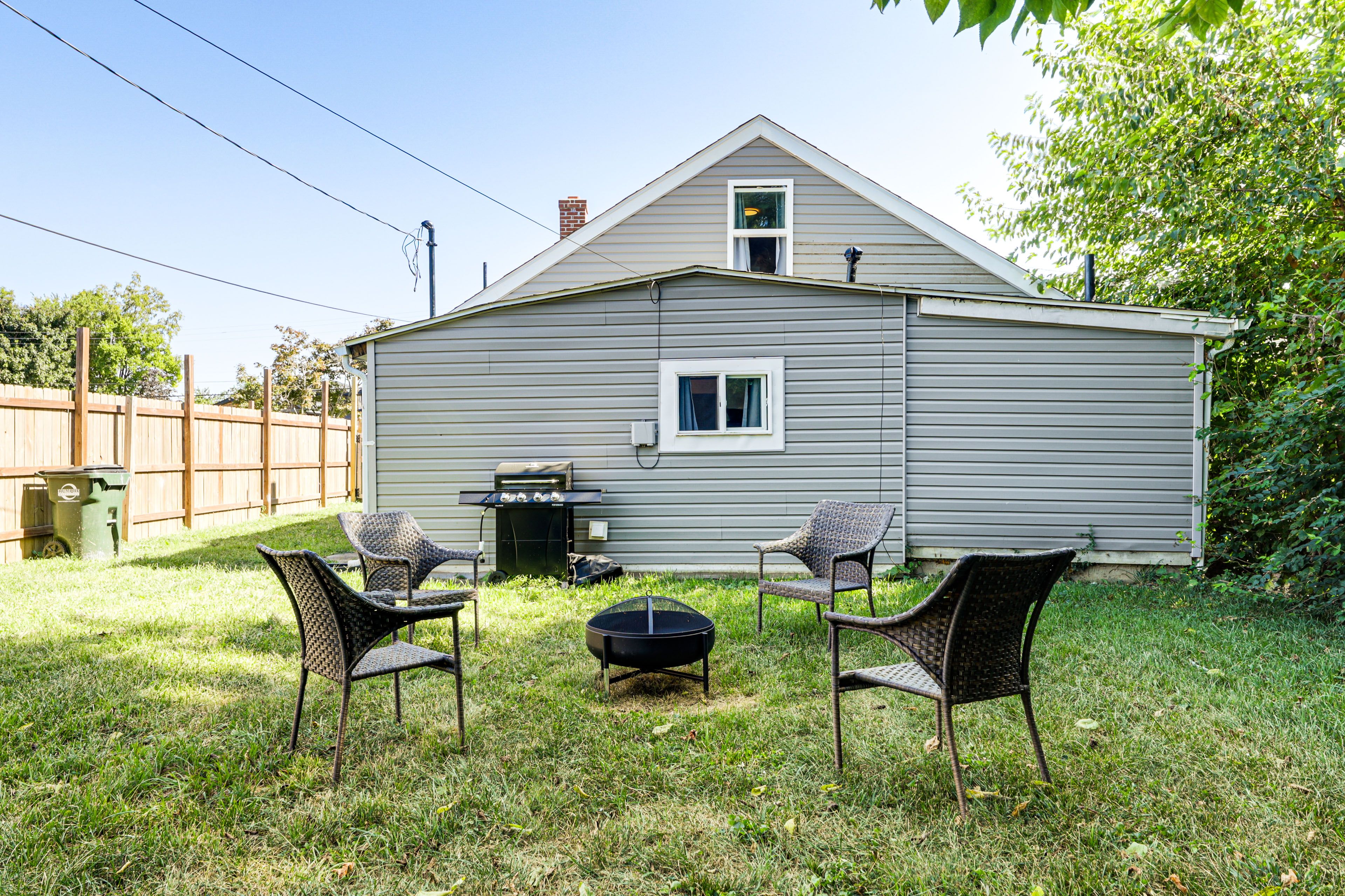 Fully Fenced Backyard | Wood-Burning Fire Pit | Gas Grill