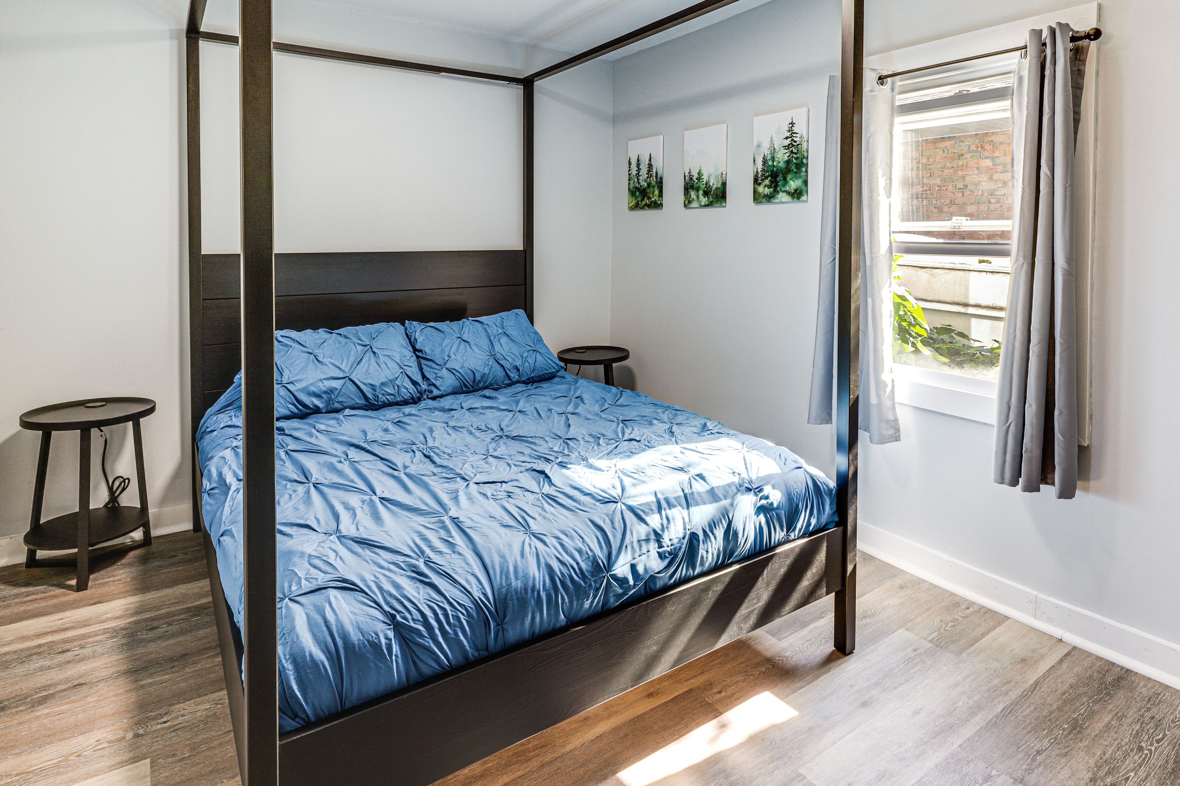 Bedroom 1 | 1st Floor | Queen Bed | Smart TV | Linens Provided